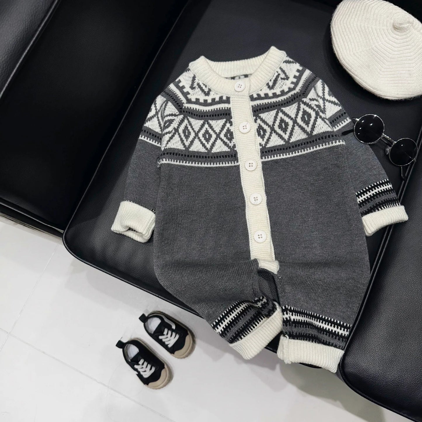 -ベビーロンパース ニット長袖ジャンプスーツ ダイヤモンドトライバル柄 グレー【mh0004408】 - mamahalo shop - 長袖ロンパース -  べビー服 - 子供服 - 男の子 - 女の子