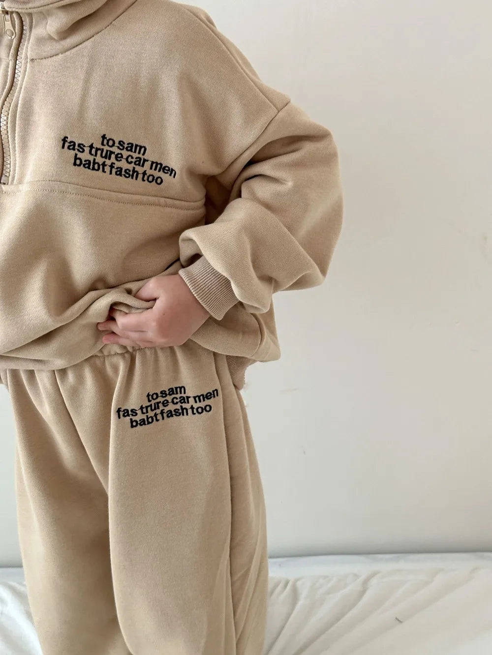 -キッズセットアップ 2点セット ハーフジップスタンドカラー スウェットトップス スウェットパンツ レターロゴ刺繍 2カラー - mamahalo shop - 長袖セットアップ -  べビー服 - 子供服 - 男の子 - 女の子