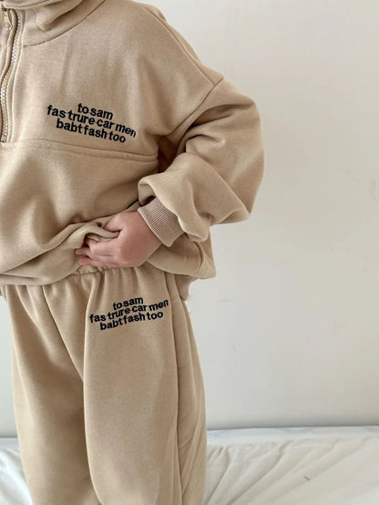 -キッズセットアップ 2点セット ハーフジップスタンドカラー スウェットトップス スウェットパンツ レターロゴ刺繍 2カラー - mamahalo shop - 長袖セットアップ -  べビー服 - 子供服 - 男の子 - 女の子