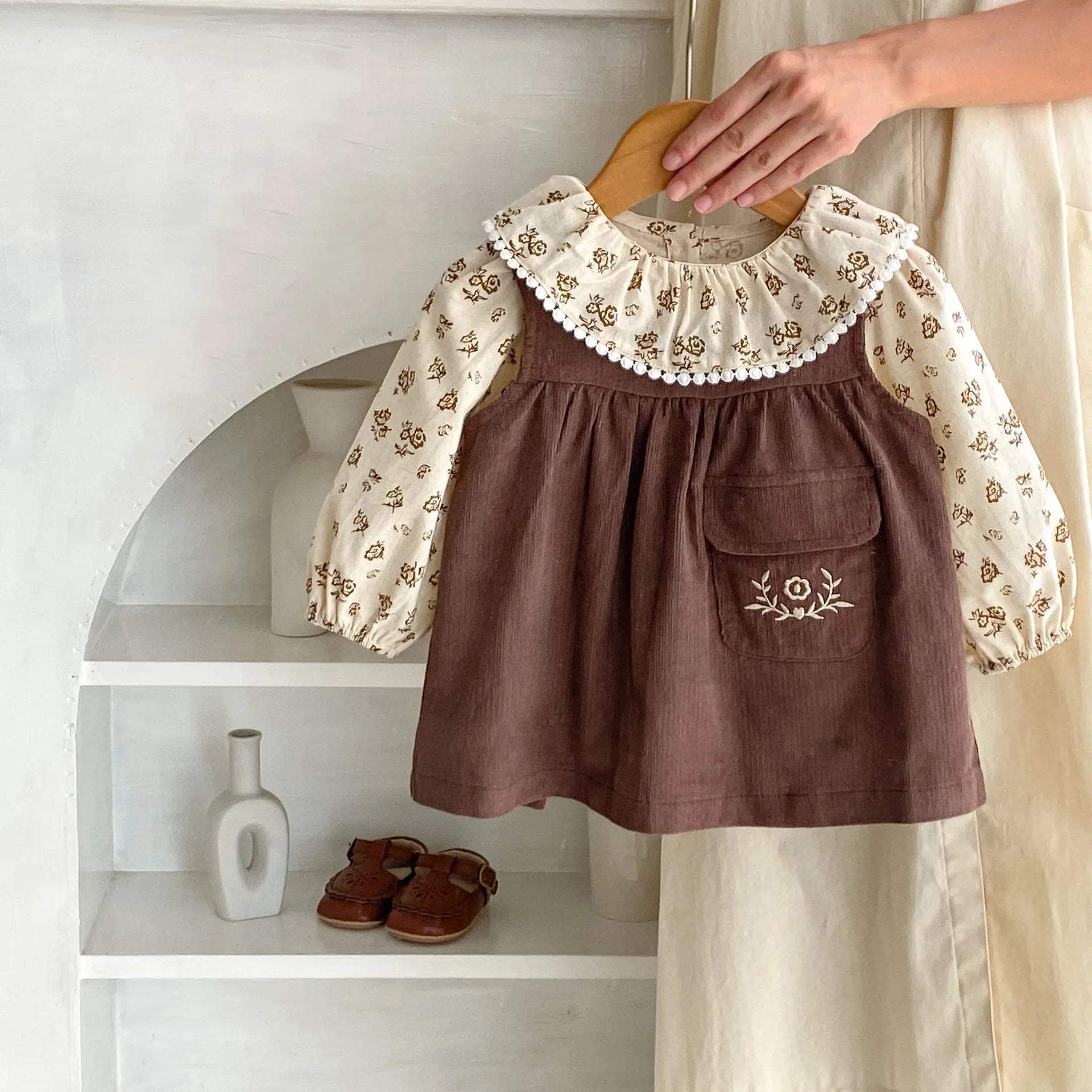 -ベビーキッズトップス/ワンピース フラワー小花柄プリントラッフル襟長袖ブラウス/ノースリーブ刺繍ポケットジャンパースカート - mamahalo shop - 長袖セットアップ -  べビー服 - 子供服 - 男の子 - 女の子