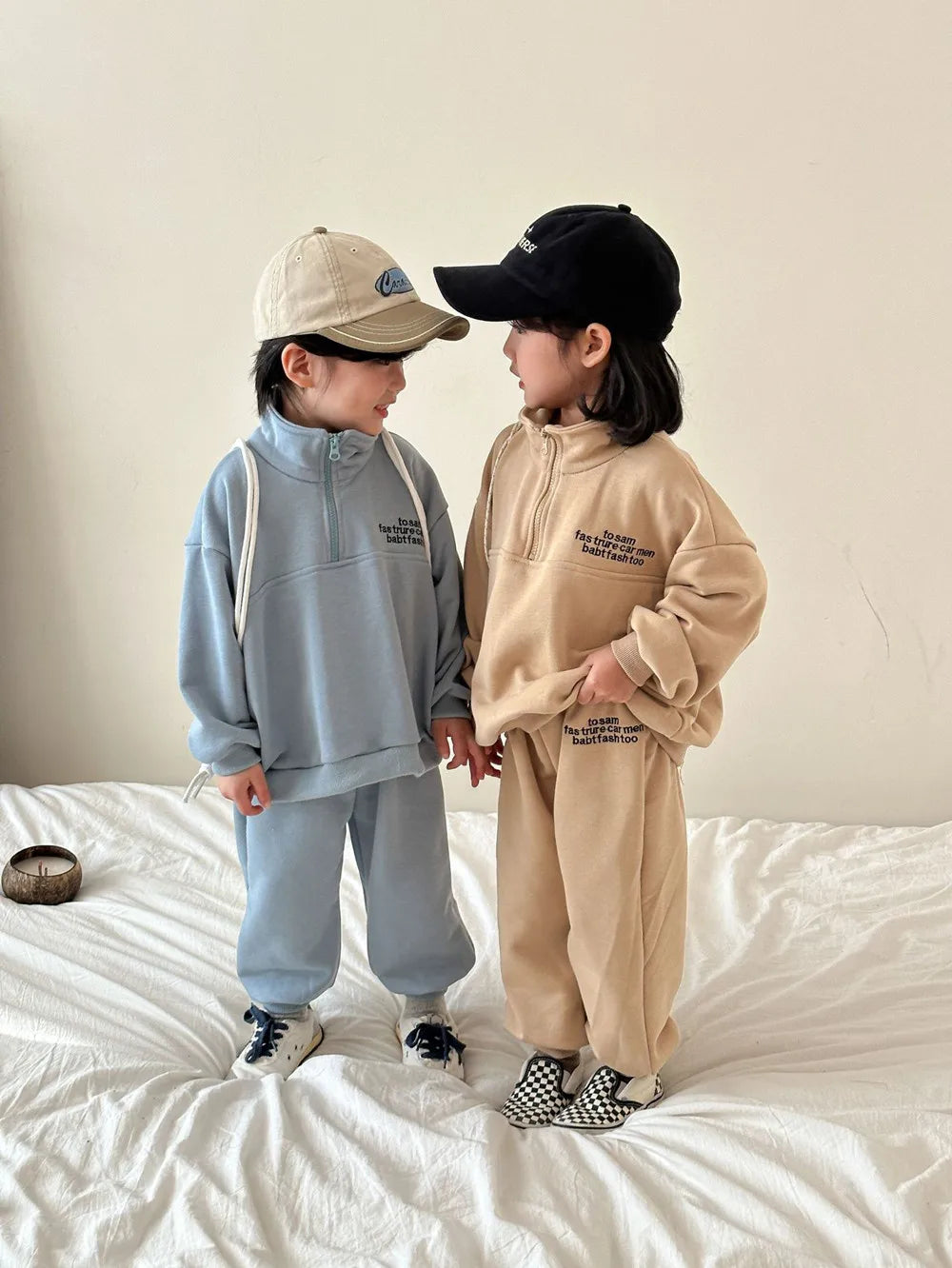 -キッズセットアップ 2点セット ハーフジップスタンドカラー スウェットトップス スウェットパンツ レターロゴ刺繍 2カラー - mamahalo shop - 長袖セットアップ -  べビー服 - 子供服 - 男の子 - 女の子