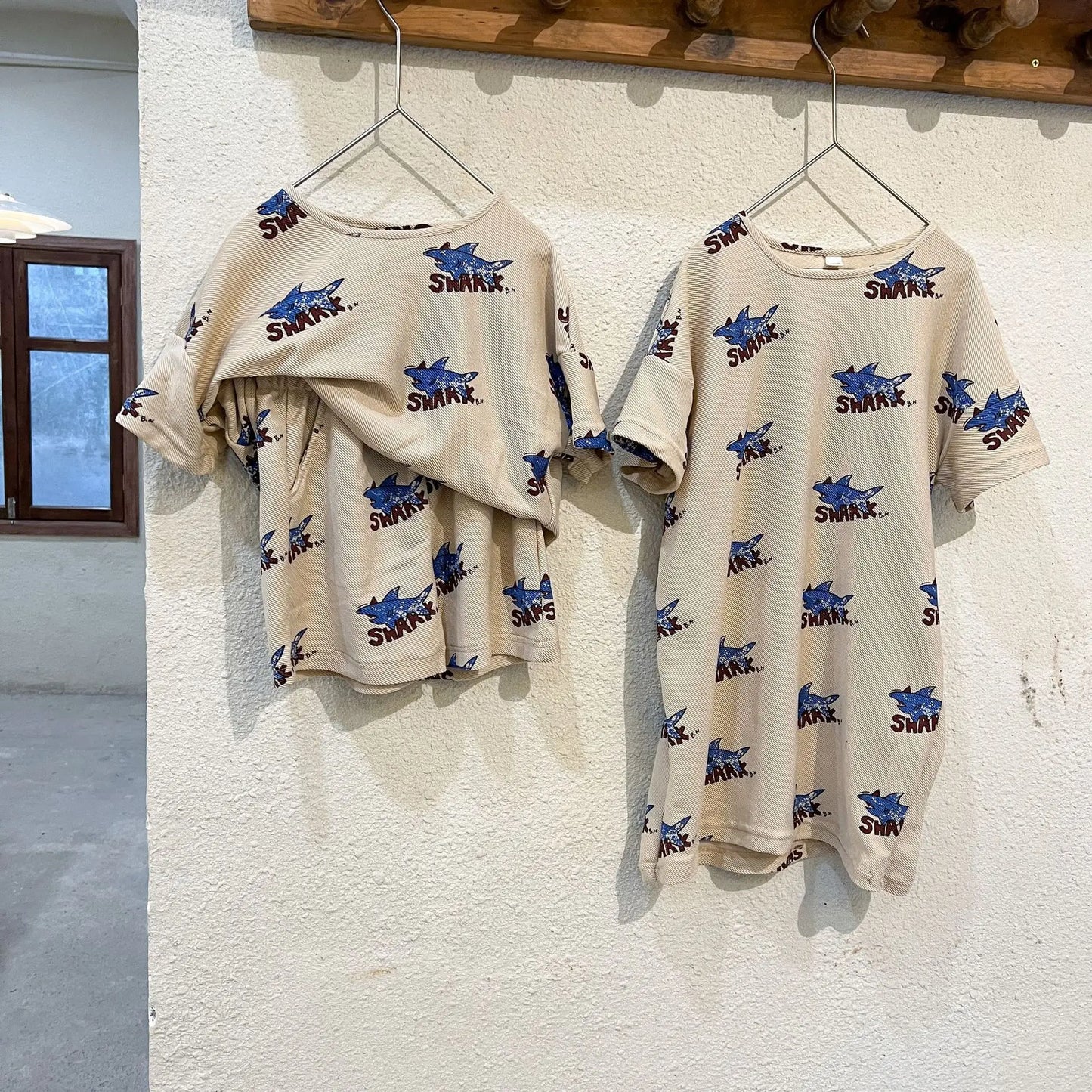 -キッズセットアップ 2点セット/ワンピース ボーイズ半袖Tシャツ+ショートパンツ/ガールズ半袖ワンピース シャーク鮫プリント リンクコーデ 兄弟姉妹 お揃いコーデ - mamahalo shop - 半袖セットアップ -  べビー服 - 子供服 - 男の子 - 女の子