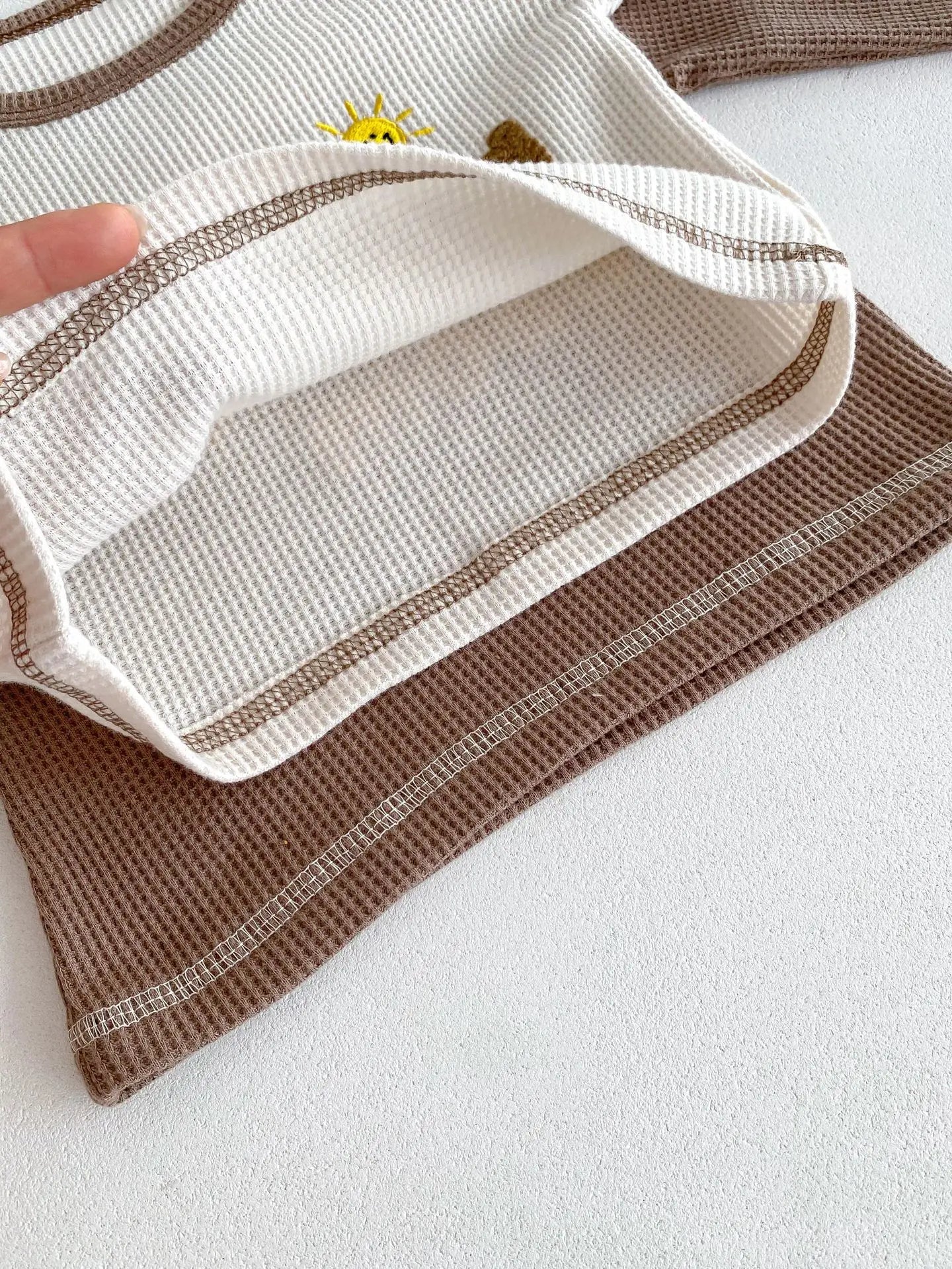 -ベビーキッズセットアップ 2点セット ワッフル 長袖Tシャツ+ロングパンツ レターロゴワッペン 2カラー【mh0006367】 - mamahalo shop - 長袖セットアップ -  べビー服 - 子供服 - 男の子 - 女の子