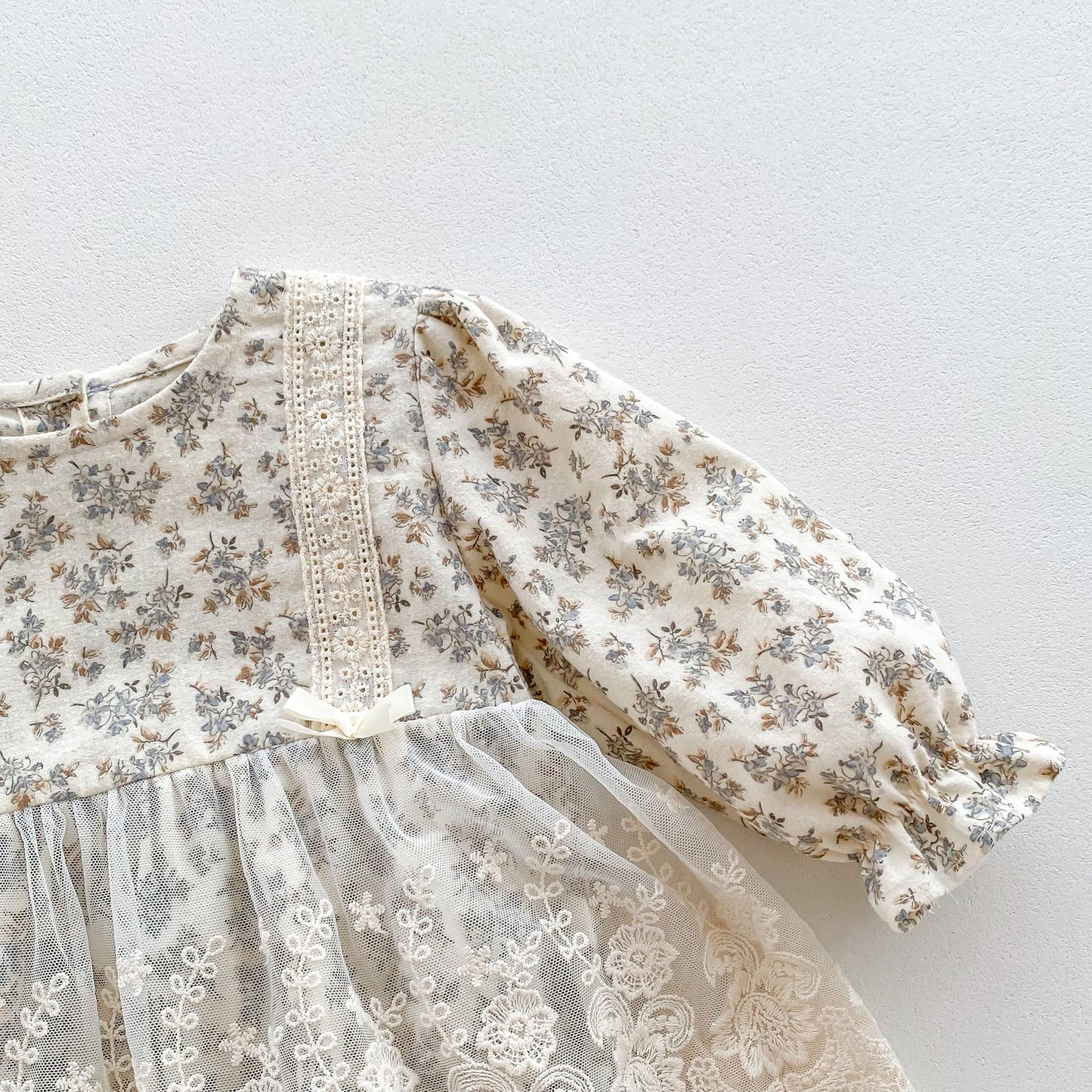 -ベビー 長袖ロンパース フラワー 花柄 レースエプロン ドッキング ドレスロンパース ボンネットセット 帽子付き 2点セット ガールズ 女の子 - mamahalo shop - 長袖ロンパース -  べビー服 - 子供服 - 男の子 - 女の子