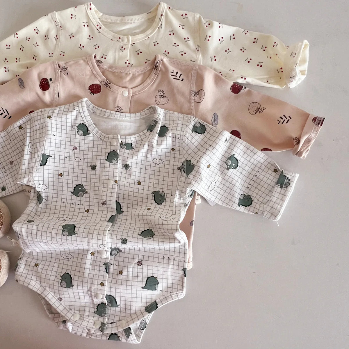 -ベビーロンパース プリント柄フロントボタン長袖ボディスーツ 3カラー【mh0006786】 - mamahalo shop - 長袖ロンパース -  べビー服 - 子供服 - 男の子 - 女の子