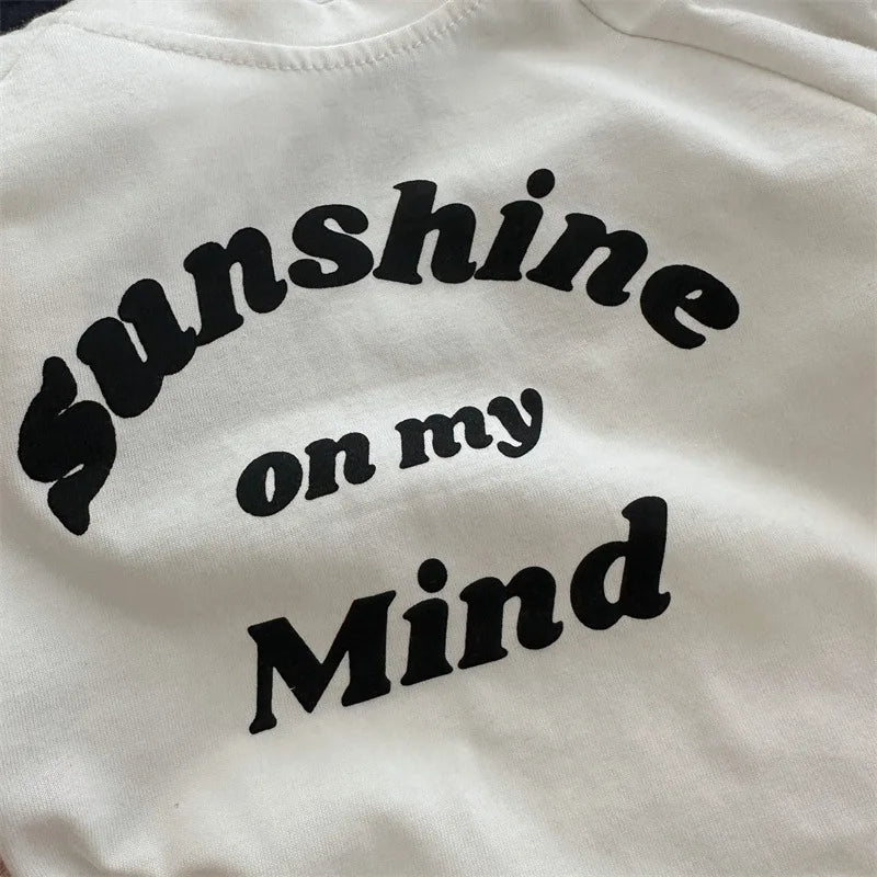 -キッズトップス サイドダブルリボンラインレターロゴプリント長袖Tシャツ 2カラー - mamahalo shop - 長袖Tシャツ -  べビー服 - 子供服 - 男の子 - 女の子