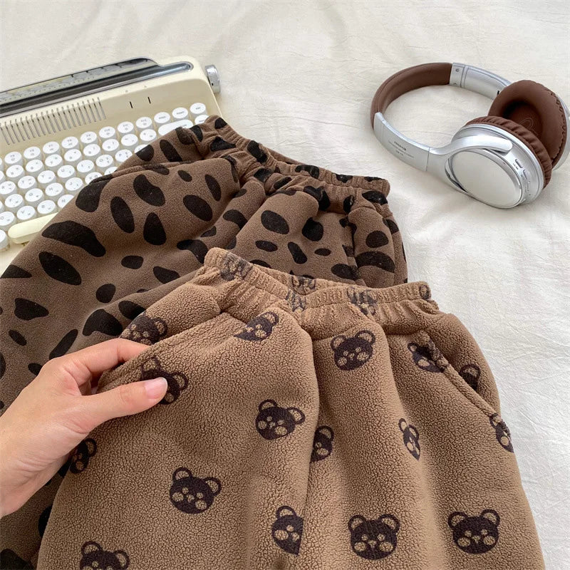 -ベビーパンツ フリーススウェットパンツ くまベア柄 レオパード柄プリント ブラウン【mh0003443】 - mamahalo shop - ロングパンツ・スウェットパンツ -  べビー服 - 子供服 - 男の子 - 女の子