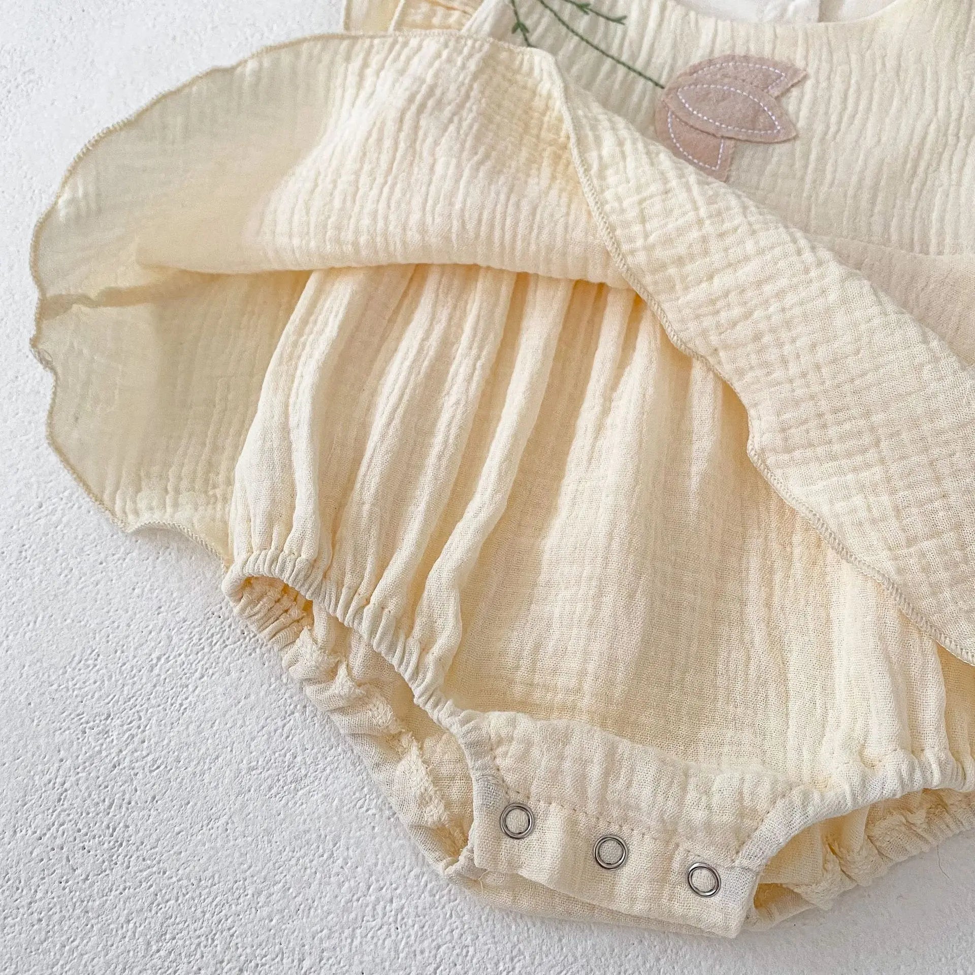 -ベビーロンパース ラッフルフリル袖スカートボディスーツ フラワー花柄刺繍 2カラー - mamahalo shop - 半袖ロンパース -  べビー服 - 子供服 - 男の子 - 女の子