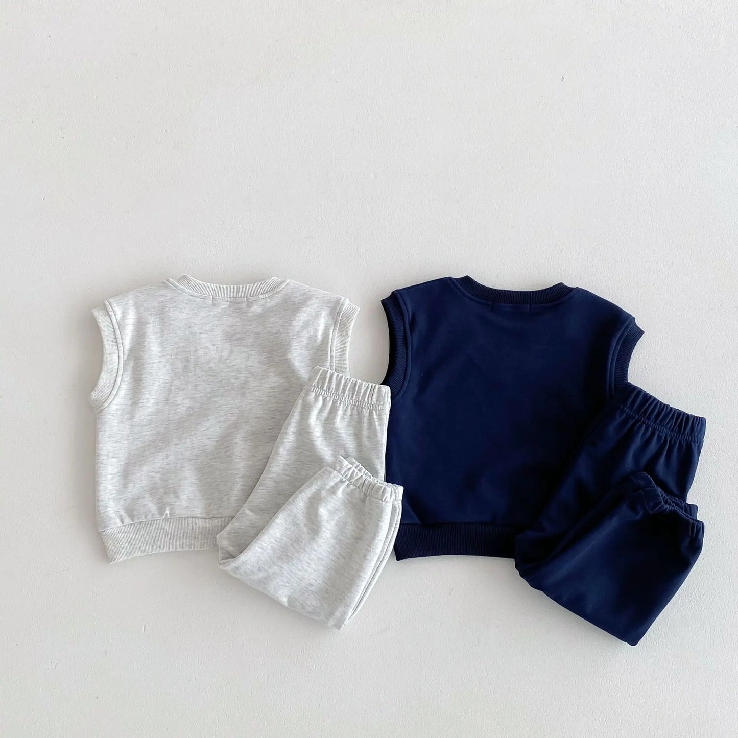 -キッズセットアップ 2点セット Vネックベストトップス+スウェットパンツ スマイルレターロゴプリント 2カラー - mamahalo shop - ノースリーブセットアップ -  べビー服 - 子供服 - 男の子 - 女の子