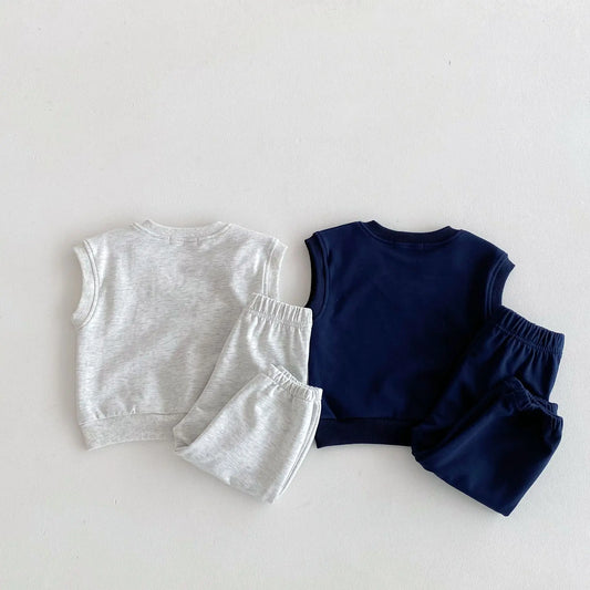 -キッズセットアップ 2点セット Vネックベストトップス+スウェットパンツ スマイルレターロゴプリント 2カラー - mamahalo shop - ノースリーブセットアップ -  べビー服 - 子供服 - 男の子 - 女の子
