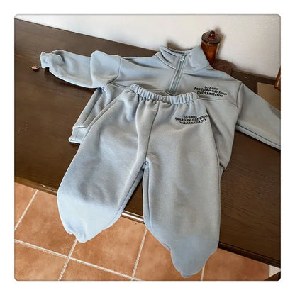 -キッズセットアップ 2点セット ハーフジップスタンドカラー スウェットトップス スウェットパンツ レターロゴ刺繍 2カラー - mamahalo shop - 長袖セットアップ -  べビー服 - 子供服 - 男の子 - 女の子