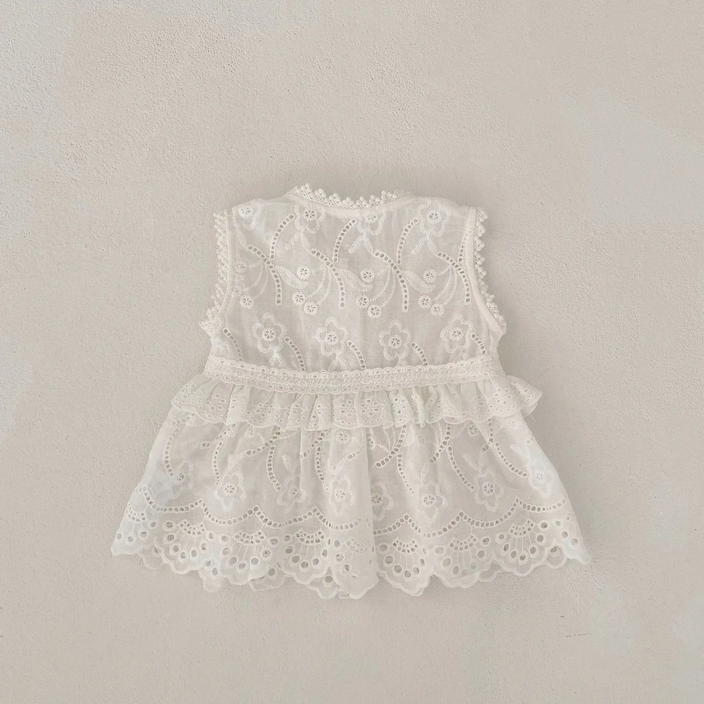 -ベビーカーディガン レース ノースリーブペプラムトップス ホワイト【mh0006089】 - mamahalo shop - カーディガン・パーカー -  べビー服 - 子供服 - 男の子 - 女の子