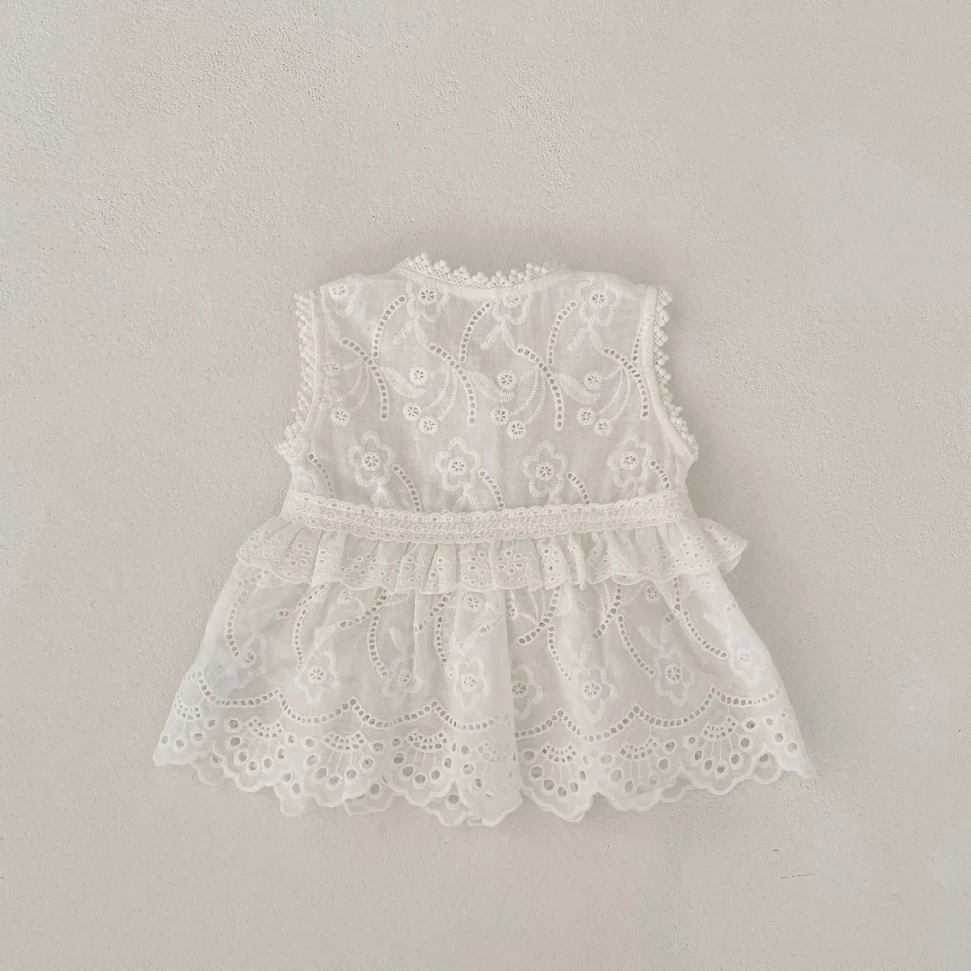 -ベビーカーディガン レース ノースリーブペプラムトップス ホワイト【mh0006089】 - mamahalo shop - カーディガン・パーカー -  べビー服 - 子供服 - 男の子 - 女の子