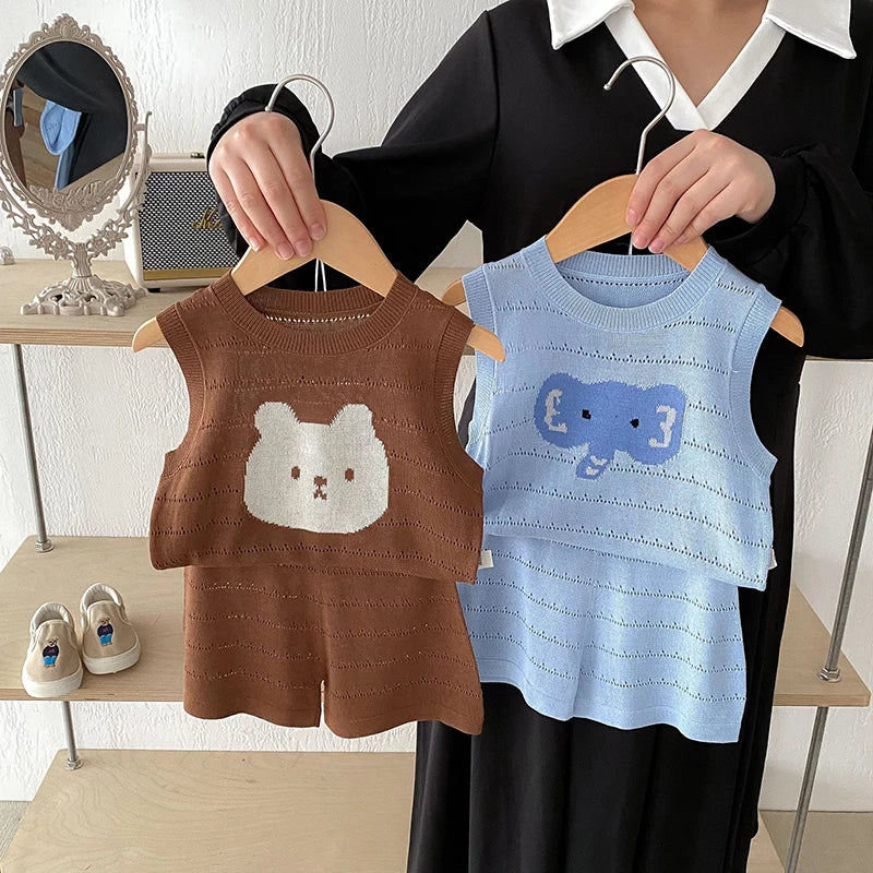 -キッズセットアップ 2点セット ニットノースリーブベストトップス+ショートパンツ アニマル刺繍 2カラー - mamahalo shop - ノースリーブセットアップ -  べビー服 - 子供服 - 男の子 - 女の子