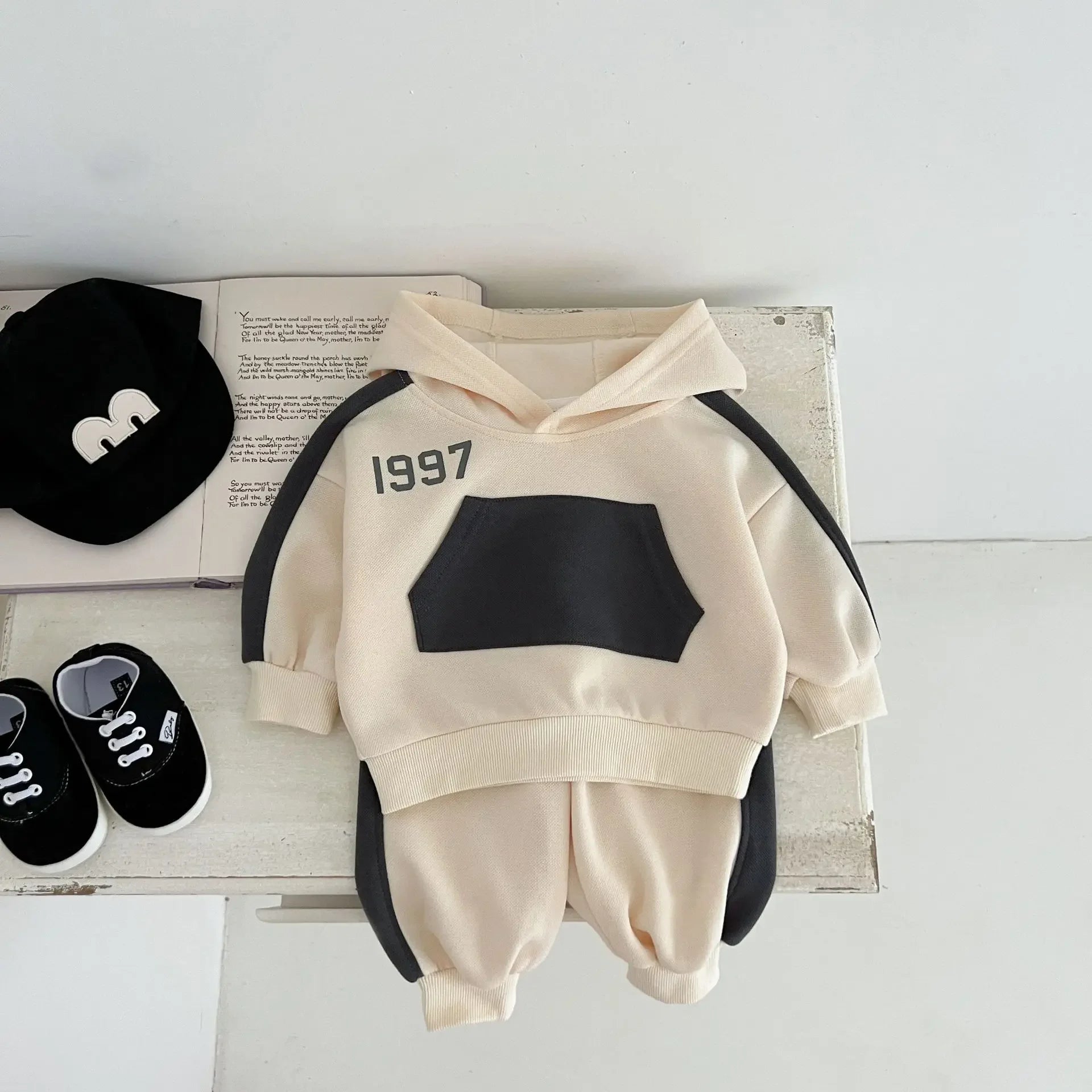 -ベビーキッズセットアップ 2点セット バイカラーナンバーロゴプリントフーディスウェットパーカー+スウェットパンツ - mamahalo shop - 長袖セットアップ -  べビー服 - 子供服 - 男の子 - 女の子