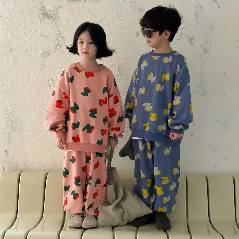 -キッズセットアップ 2点セット ロゴプリント柄スウェットシャツ+スウェットパンツ 2カラー【mh0007137】 - mamahalo shop - 長袖セットアップ -  べビー服 - 子供服 - 男の子 - 女の子