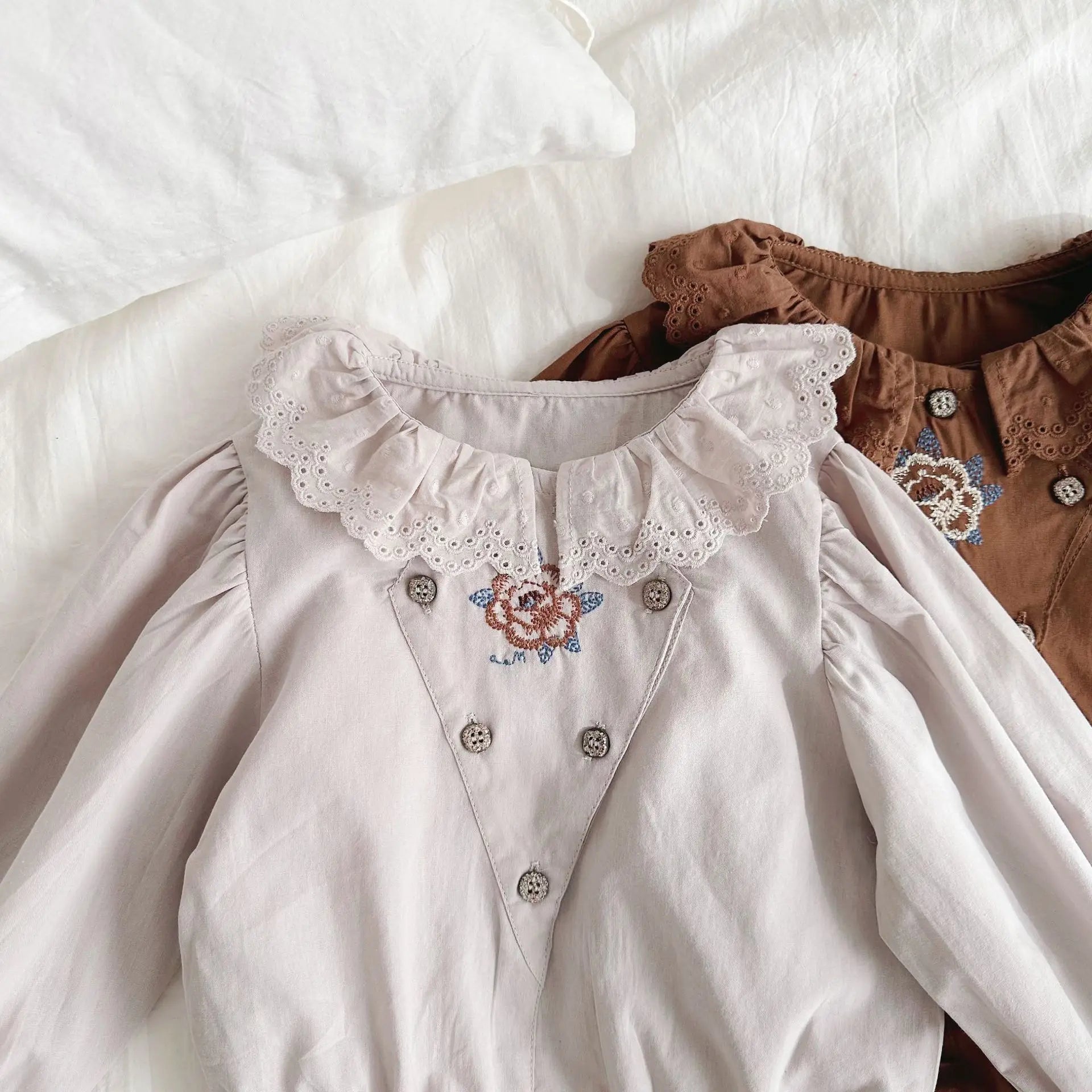 -ベビーロンパース 長袖パフスリーブボディスーツ レース襟 フラワー花柄刺繍 2カラー【mh0004639】 - mamahalo shop - 長袖ロンパース -  べビー服 - 子供服 - 男の子 - 女の子