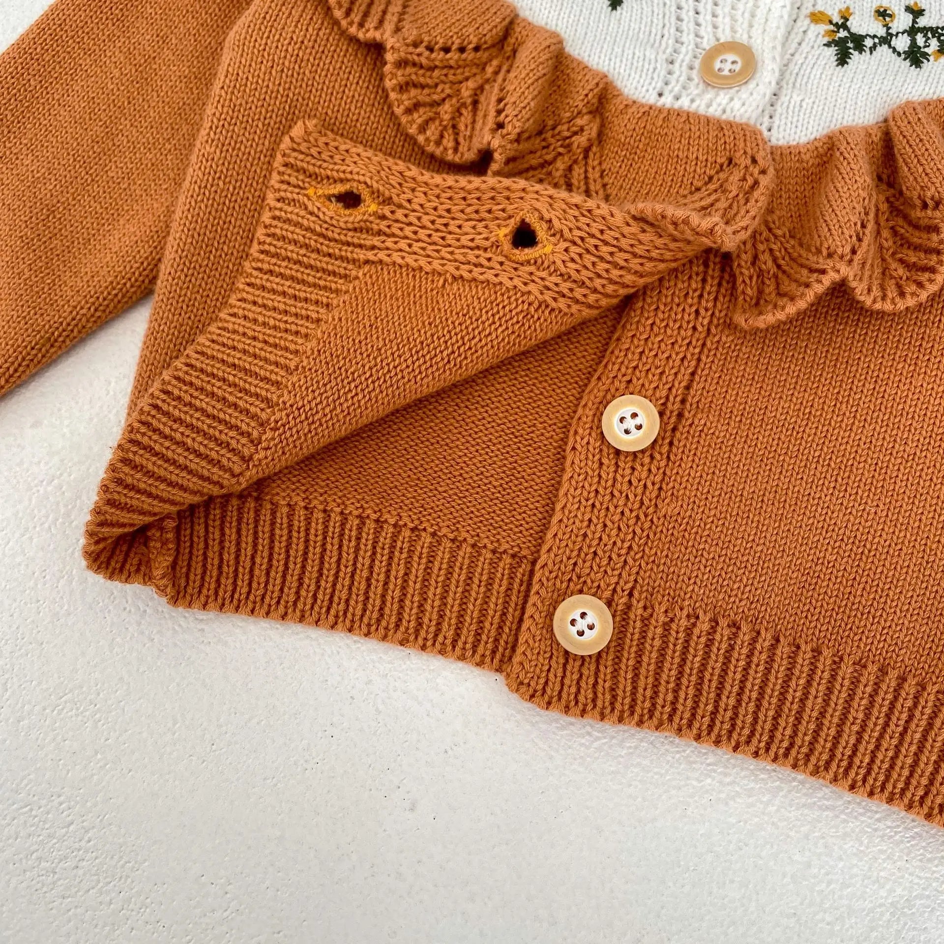 -ベビーカーディガン ラッフルフリル ニットジャケット フラワー刺繍 オレンジ【mh0006408】 - mamahalo shop - カーディガン・パーカー -  べビー服 - 子供服 - 男の子 - 女の子
