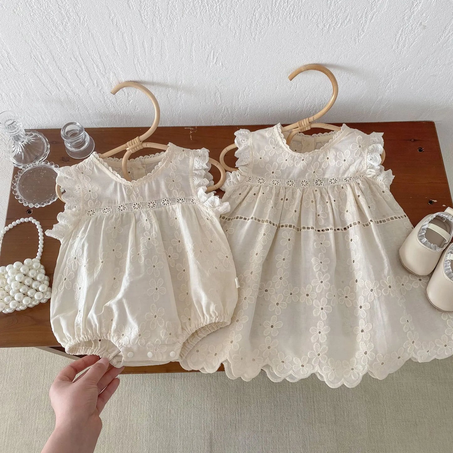 -ベビーロンパース/キッズワンピース ノースリーブ レース フリル リンクコーデ 姉妹 お揃いコーデ ベージュ【mh0005827】 - mamahalo shop - ノースリーブワンピース -  べビー服 - 子供服 - 男の子 - 女の子