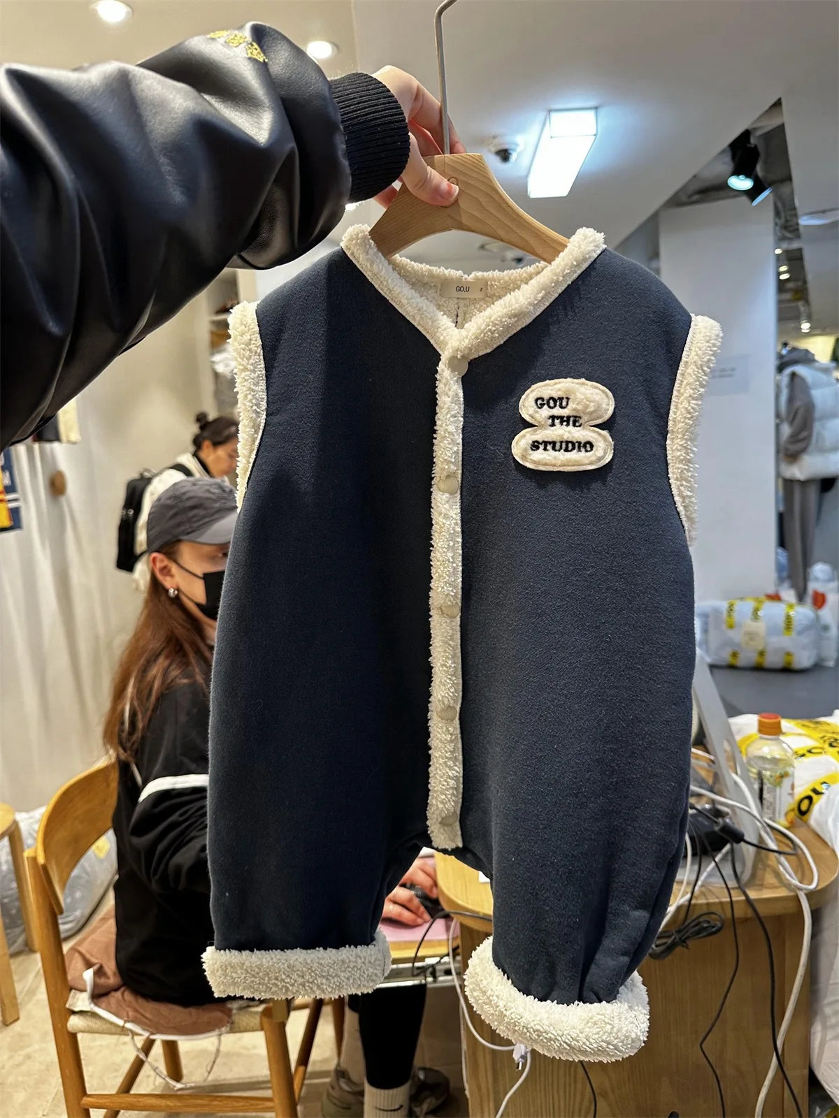 -ベビージャンプスーツ ボアフリースノースリーブロンパース ベストアウター 2カラー ボーイズ 男の子 子供服 - mamahalo shop - ノースリーブジャンプスーツ -  べビー服 - 子供服 - 男の子 - 女の子