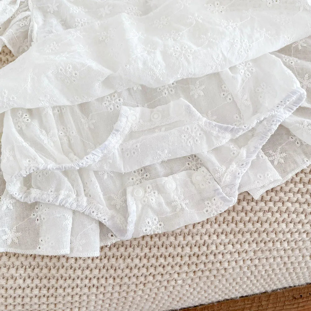 -ベビーロンパース リボンヘアバンドセット フリルスリーブスカートボディスーツ レース刺繍 ドレスロンパース ホワイト【mh0004465】 - mamahalo shop - 半袖ロンパース -  べビー服 - 子供服 - 男の子 - 女の子