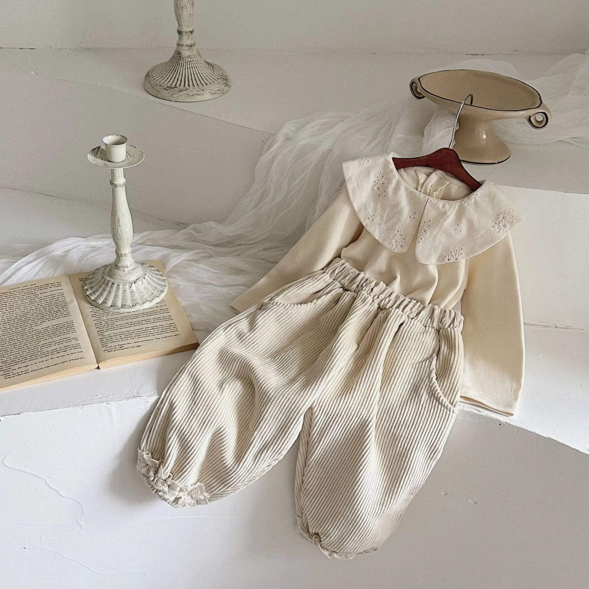 -ベビーパンツ 裾レースフリルコーデュロイルーズロングパンツ アプリコット【mh0006717】 - mamahalo shop - ロングパンツ・スウェットパンツ -  べビー服 - 子供服 - 男の子 - 女の子