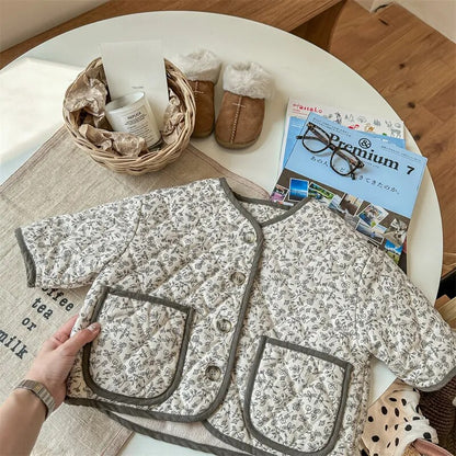 -キッズ キルティングジャケット ショートジャケット コート アウター バックレターロゴ フラワー 花柄プリント バイピング グレー ベージュ 2カラー ガールズ 女の子 子供服 - mamahalo shop - ショートコート・ジャケット・ジャンパー -  べビー服 - 子供服 - 男の子 - 女の子