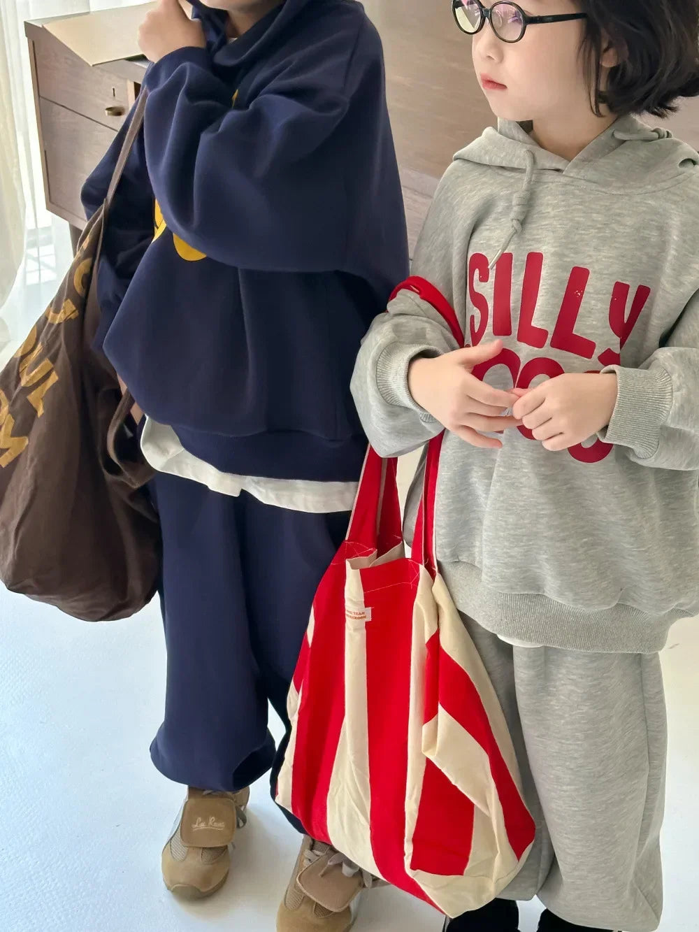 -キッズセットアップ 2点セット レターロゴプリントスウェットフーディパーカー+スウェットパンツ 2カラー - mamahalo shop - 長袖セットアップ -  べビー服 - 子供服 - 男の子 - 女の子