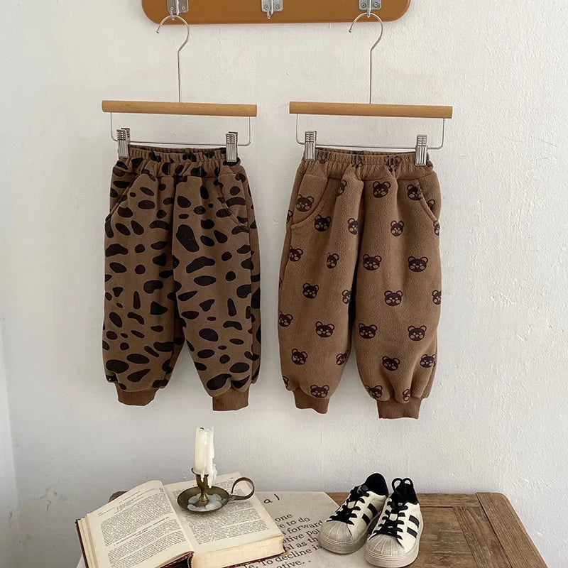 -ベビーパンツ フリーススウェットパンツ くまベア柄 レオパード柄プリント ブラウン【mh0003443】 - mamahalo shop - ロングパンツ・スウェットパンツ -  べビー服 - 子供服 - 男の子 - 女の子