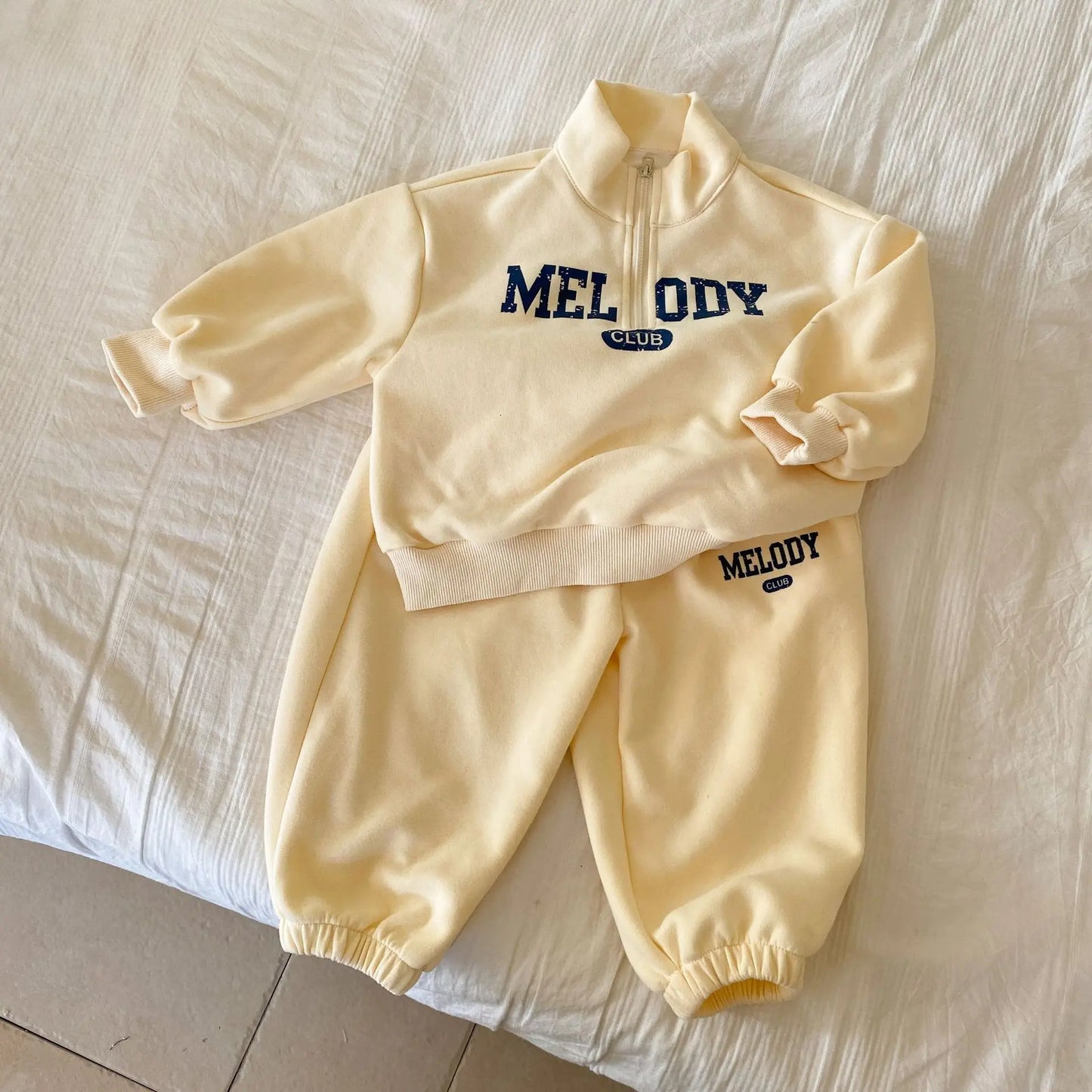 -キッズセットアップ 2点セット ハーフジップレターロゴプリントスウェットシャツ+スウェットパンツ 2カラー - mamahalo shop - 長袖セットアップ -  べビー服 - 子供服 - 男の子 - 女の子