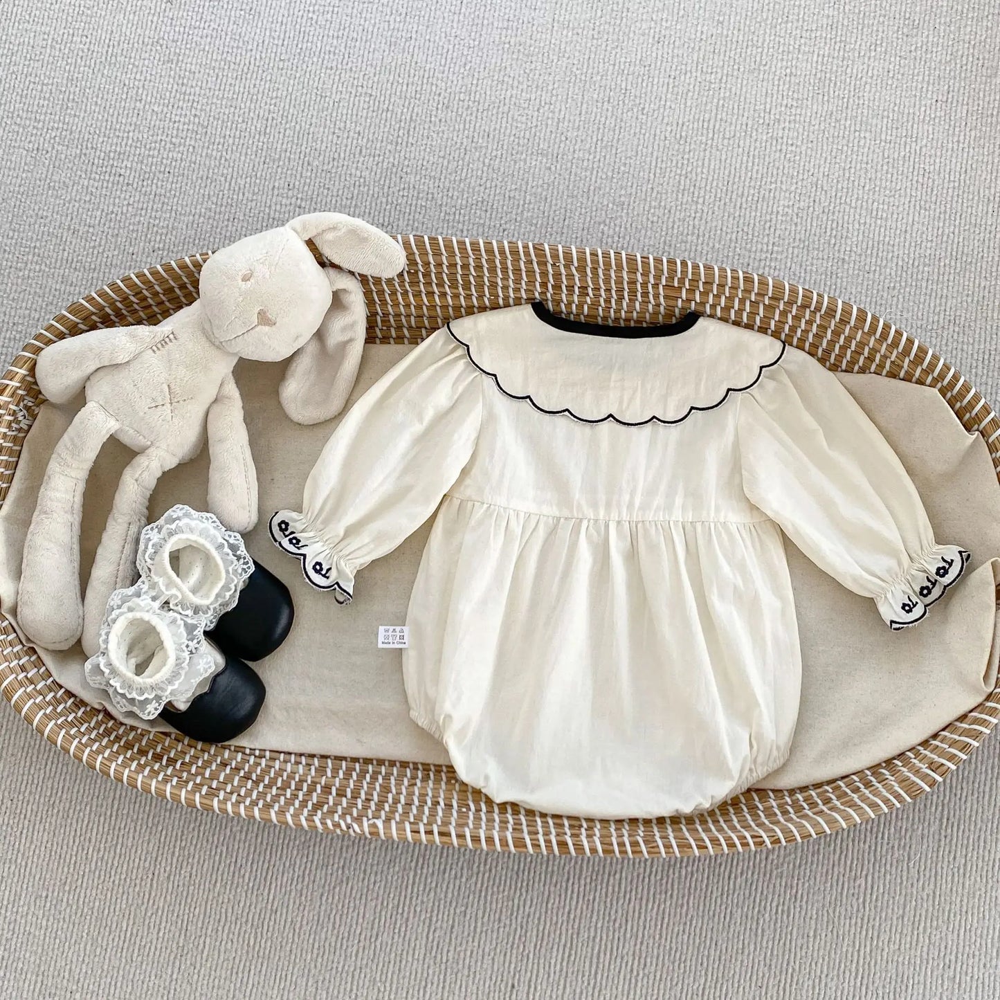 -ベビーロンパース レース刺繍リボン襟長袖ボディスーツ ホワイト - mamahalo shop - 長袖ロンパース -  べビー服 - 子供服 - 男の子 - 女の子