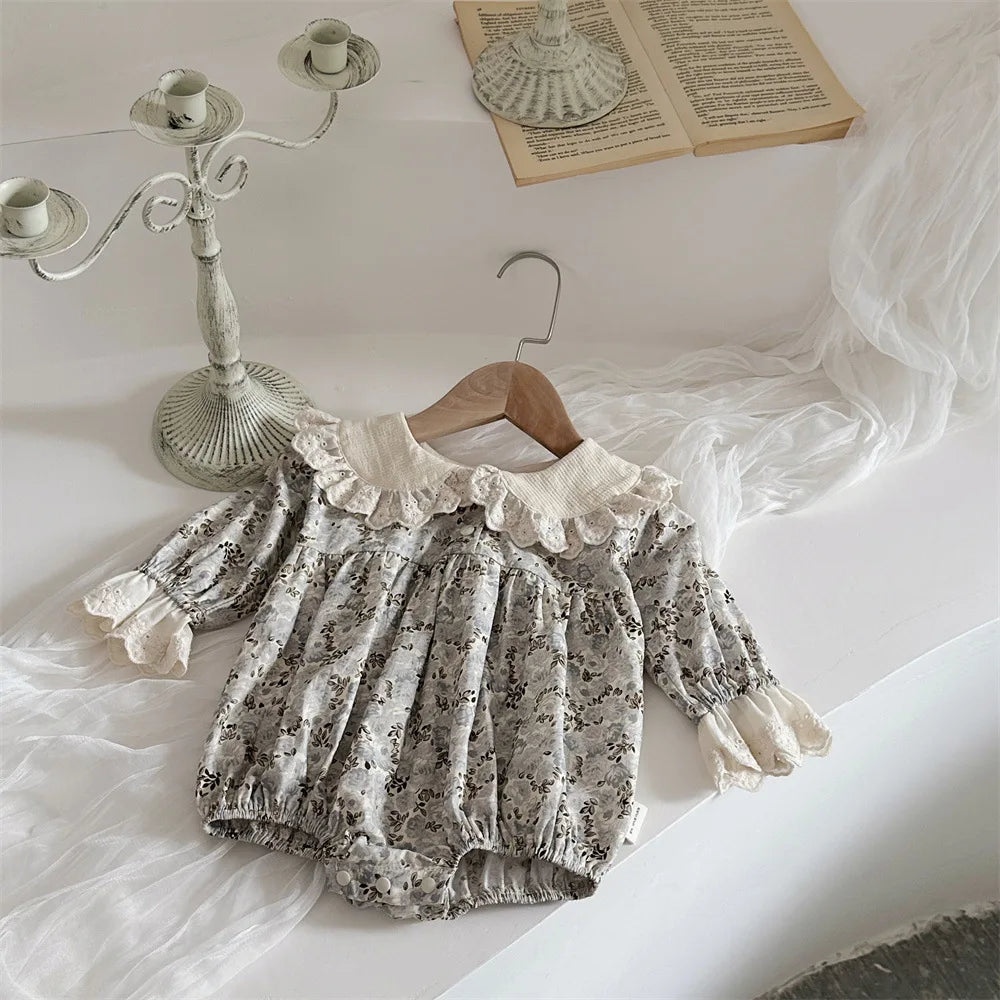 -ベビーロンパース レース襟フラワープリントエレガントボディスーツ/フリル重ね着エプロン【mh0006697】 - mamahalo shop - 長袖ロンパース -  べビー服 - 子供服 - 男の子 - 女の子