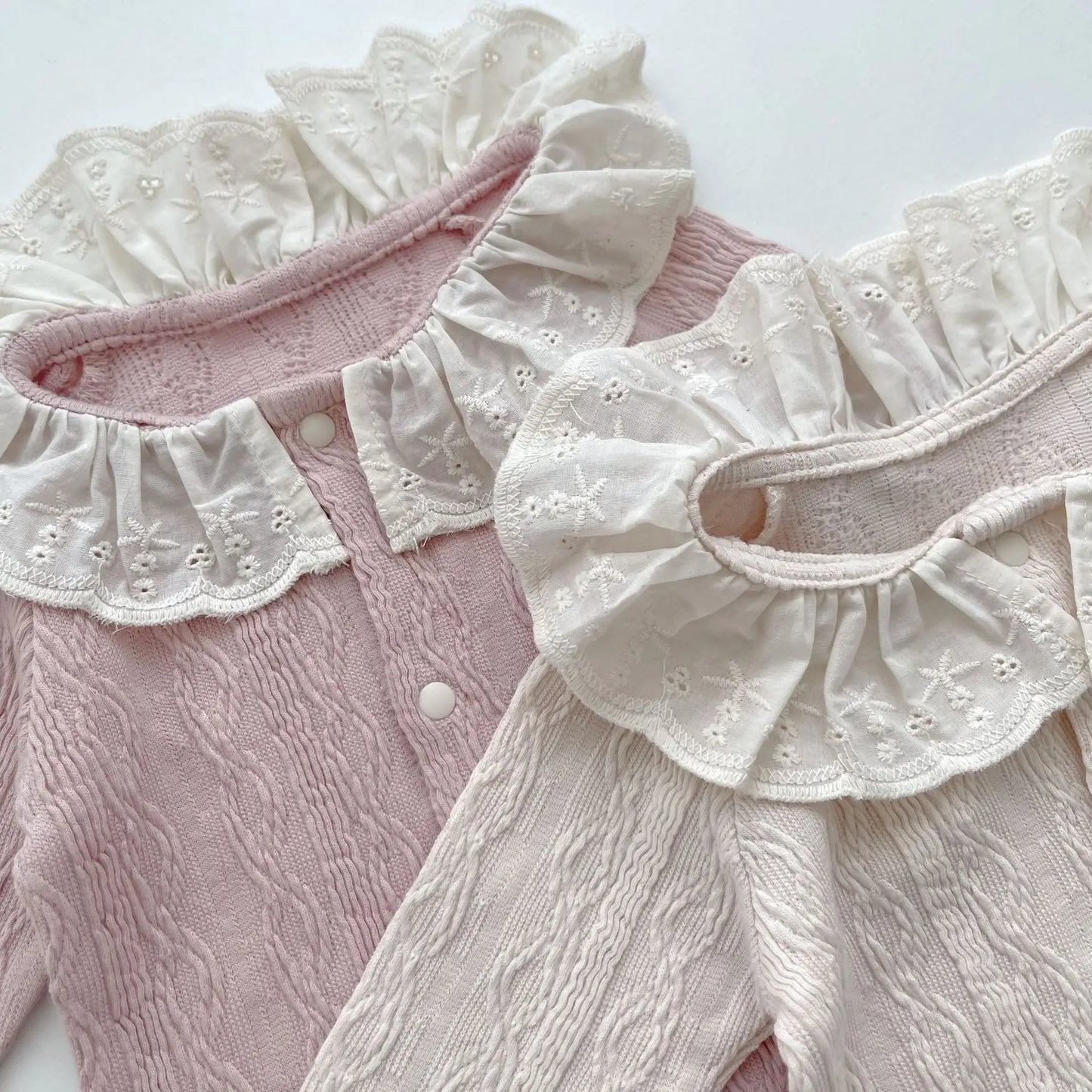 -ベビーロンパース 長袖ボディスーツ レース フリルサークル襟 2カラー【mh0004706】 - mamahalo shop - 長袖ロンパース -  べビー服 - 子供服 - 男の子 - 女の子