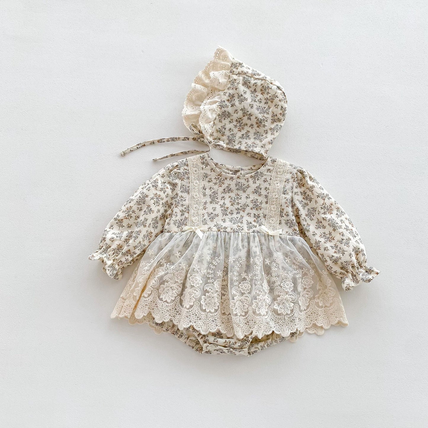 -ベビー 長袖ロンパース フラワー 花柄 レースエプロン ドッキング ドレスロンパース ボンネットセット 帽子付き 2点セット ガールズ 女の子 - mamahalo shop - 長袖ロンパース -  べビー服 - 子供服 - 男の子 - 女の子