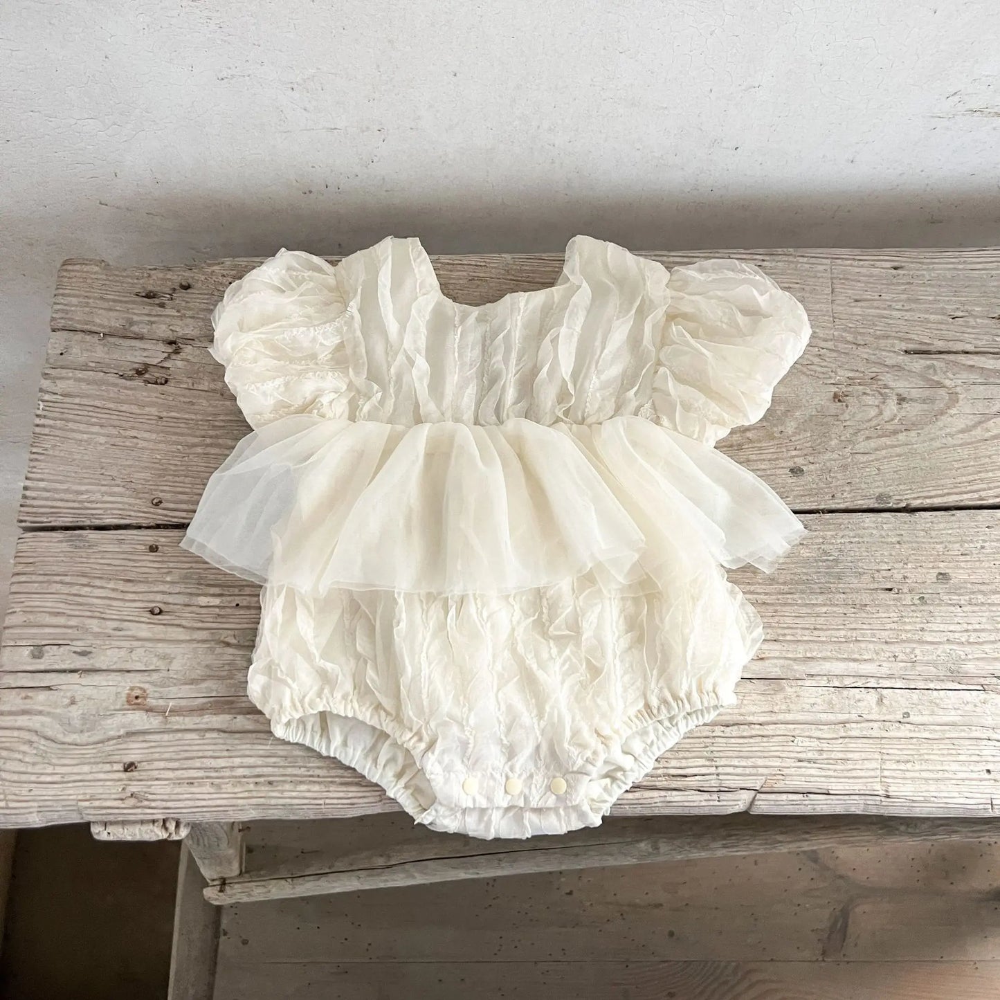 -ベビーロンパース 半袖ペプラムボディスーツ レース チューリップ ドレスロンパース 2カラー【mh0005624】 - mamahalo shop - 半袖ロンパース -  べビー服 - 子供服 - 男の子 - 女の子