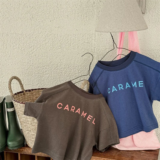 -キッズトップス 半袖プリントTシャツ CARAMEL レターロゴ 2カラー - mamahalo shop - 半袖Tシャツ -  べビー服 - 子供服 - 男の子 - 女の子