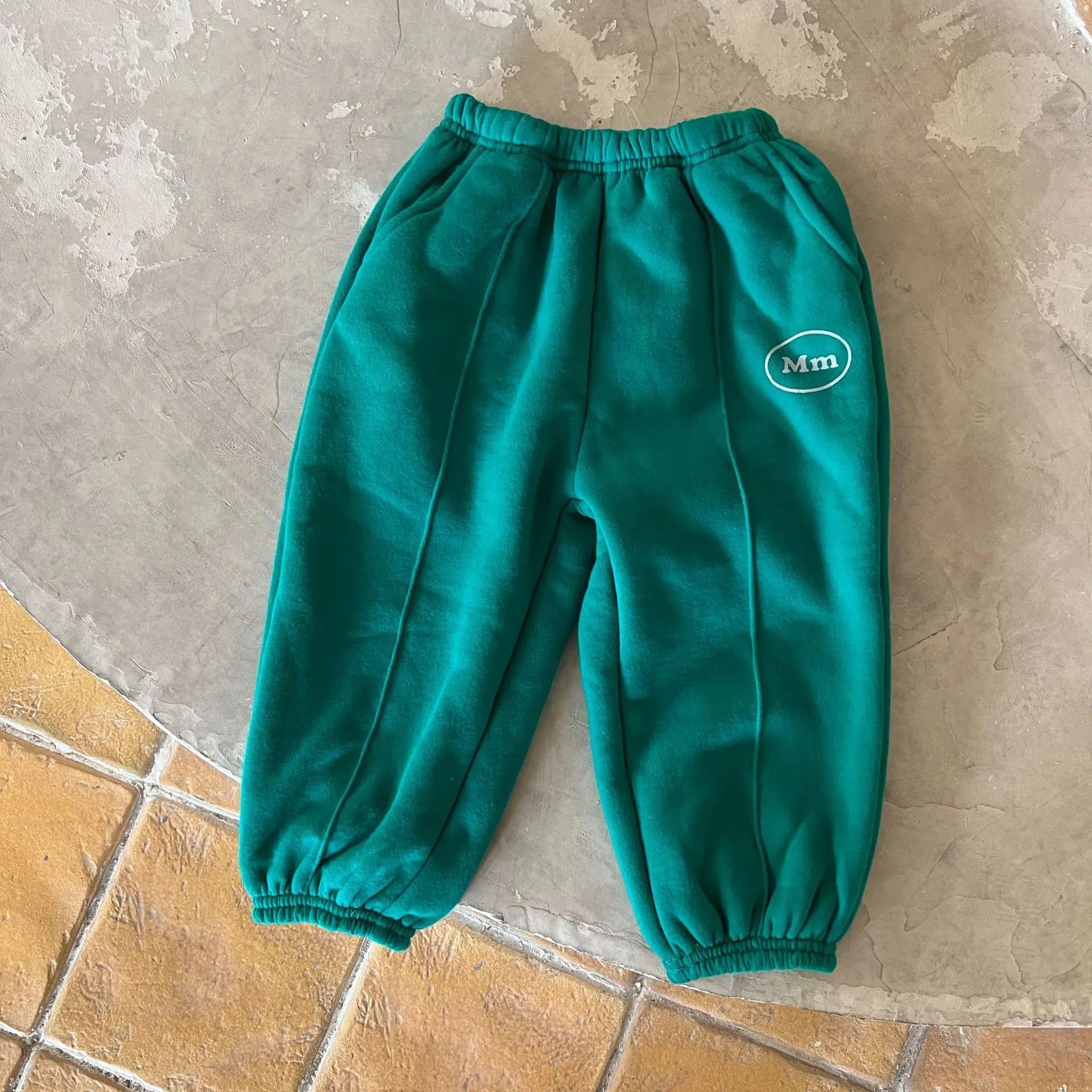 -キッズパンツ 裏ボアフリース スウェットパンツ ワンポイントロゴ センタータック スポーツパンツ グリーン ダークグレー 2カラー - mamahalo shop - ロングパンツ・スウェットパンツ -  べビー服 - 子供服 - 男の子 - 女の子