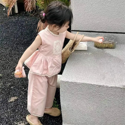 -キッズセットアップ 2点セットアップ ノースリーブペプラムブラウス+ルーズロングパンツ レース刺繍 お出かけ ピンク【mh0005731】 - mamahalo shop - ノースリーブセットアップ -  べビー服 - 子供服 - 男の子 - 女の子