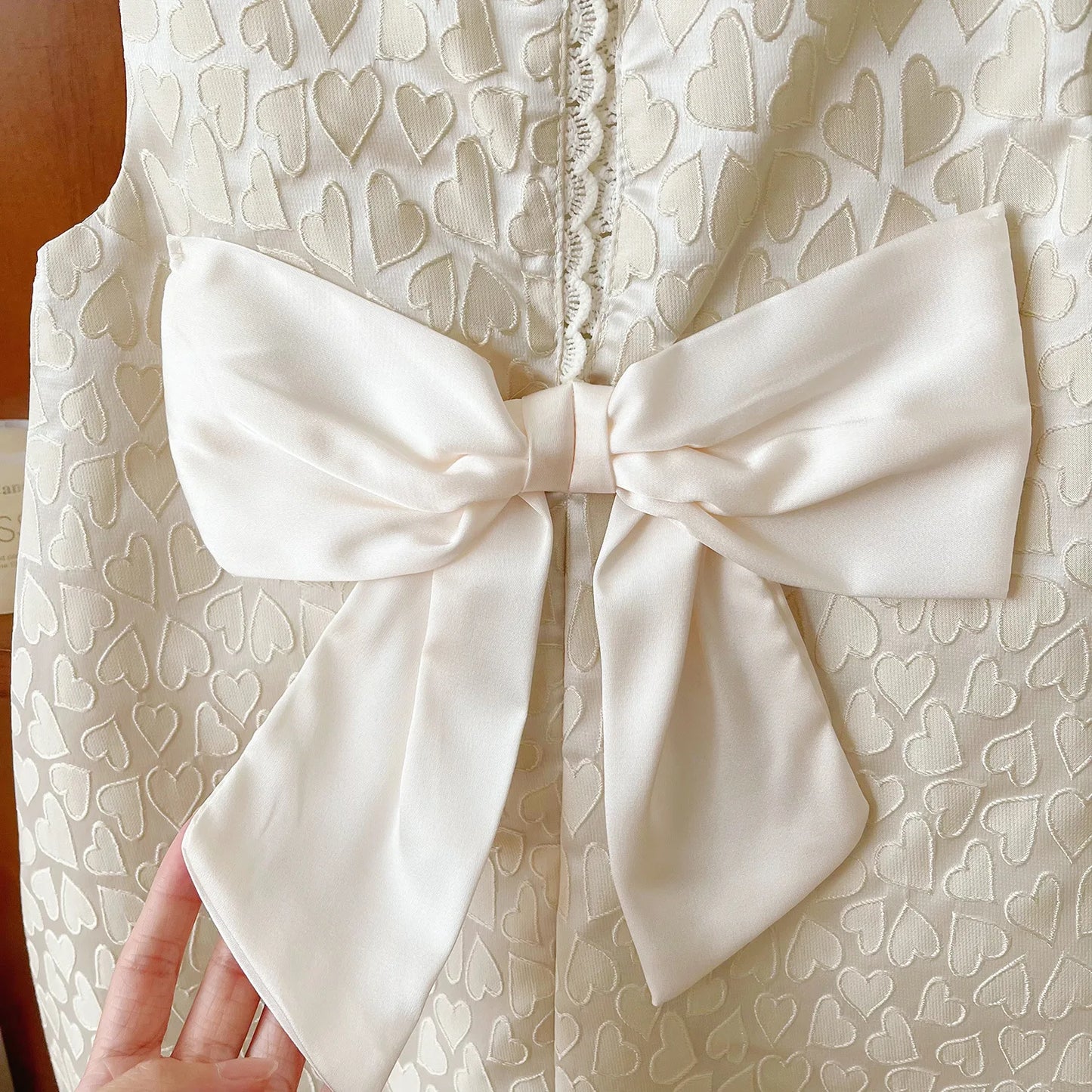 -キッズワンピース ノースリーブハートプリント ドレスワンピース バックリボン パーティ お出かけ ベージュ【mh0006046】 - mamahalo shop - ノースリーブワンピース -  べビー服 - 子供服 - 男の子 - 女の子