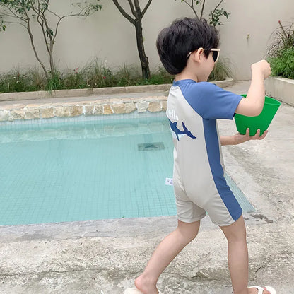 -キッズ水着 半袖ラッシュガード つなぎ ワンピース スイムウェア ワンポイント【mh0005113】 - mamahalo shop - ベビー用水着 -  べビー服 - 子供服 - 男の子 - 女の子