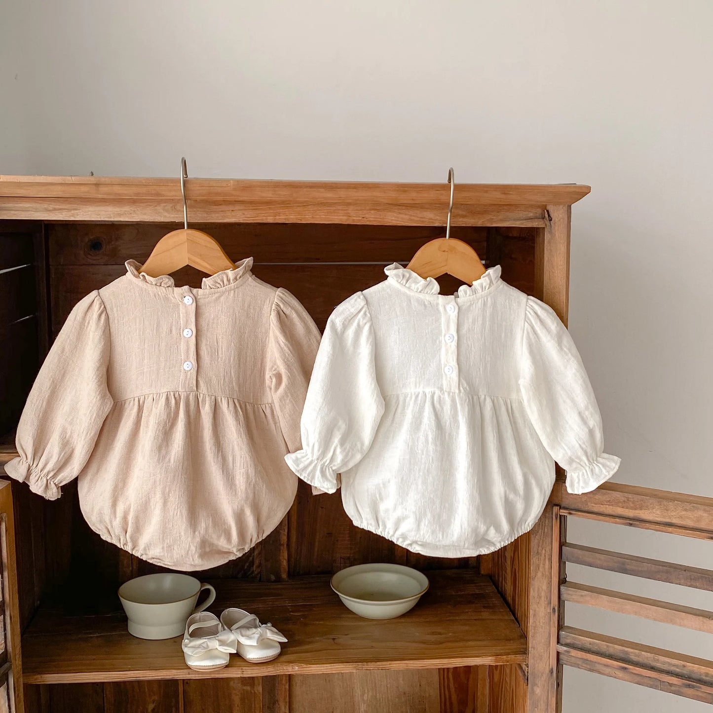 -ベビーロンパース スタンドフリルカラーレース長袖ボディスーツ 2カラー - mamahalo shop - 長袖ロンパース -  べビー服 - 子供服 - 男の子 - 女の子