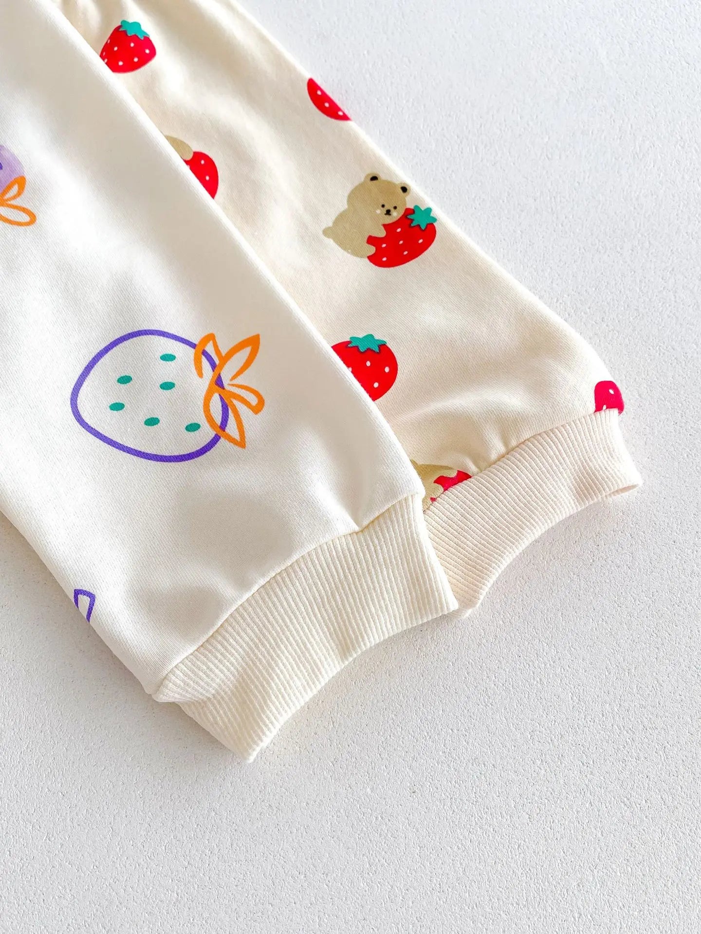 -ベビーキッズセットアップ 2点セット 長袖スウェットシャツ+ロングパンツ いちごストロベリープリント【mh0006361】 - mamahalo shop - 長袖セットアップ -  べビー服 - 子供服 - 男の子 - 女の子