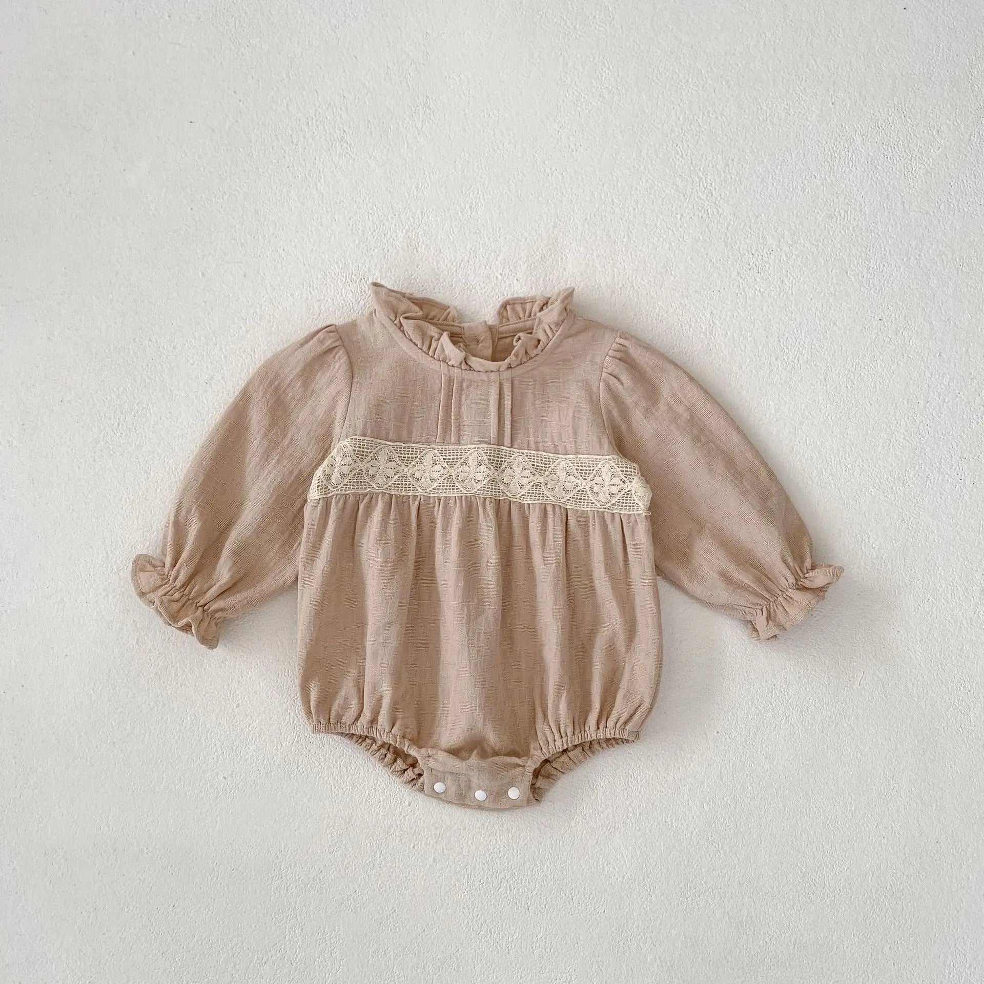 -ベビーロンパース スタンドフリルカラーレース長袖ボディスーツ 2カラー - mamahalo shop - 長袖ロンパース -  べビー服 - 子供服 - 男の子 - 女の子