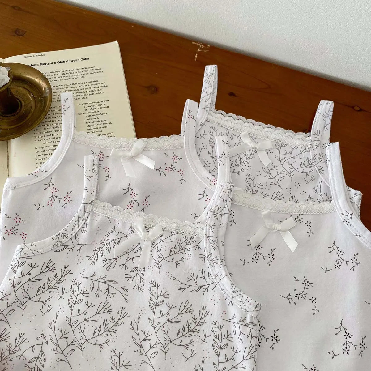 -☺︎ ベビーロンパース キャミソールボディスーツ リボン ボタニカルプリント柄 肌着 - mamahalo shop - ノースリーブロンパース -  べビー服 - 子供服 - 男の子 - 女の子