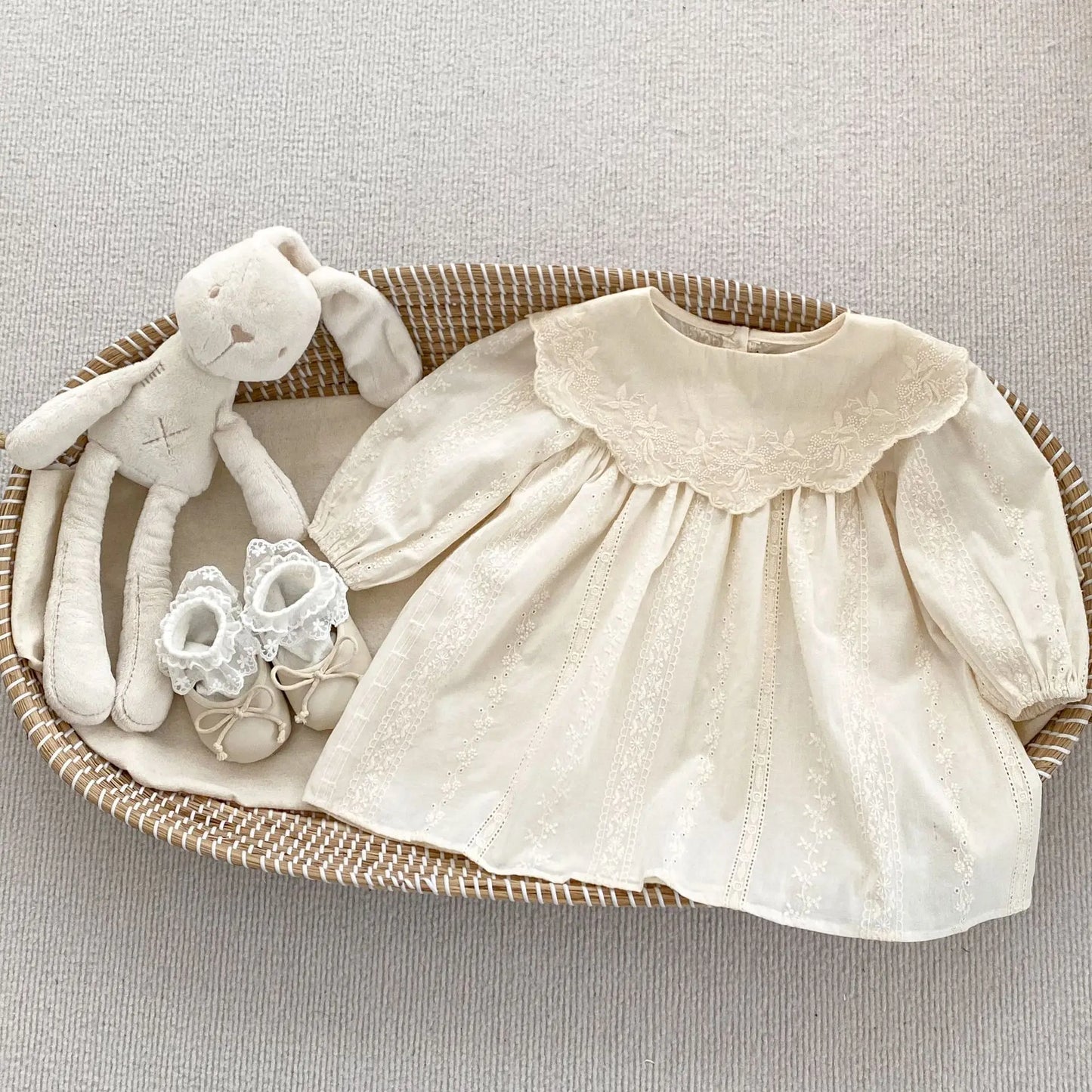 -☺︎ ベビーロンパース キッズワンピース 刺繍レース 長袖ドレス リンクコーデ 姉妹お揃い お出かけ ベージュ - mamahalo shop - 長袖ロンパース -  べビー服 - 子供服 - 男の子 - 女の子