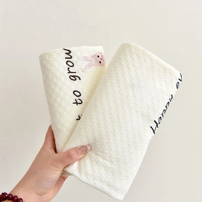 -ベビーブランケット おくるみ スワドル くまベア刺繍 レターロゴ - mamahalo shop - ベビーブランケット・タオル -  べビー服 - 子供服 - 男の子 - 女の子