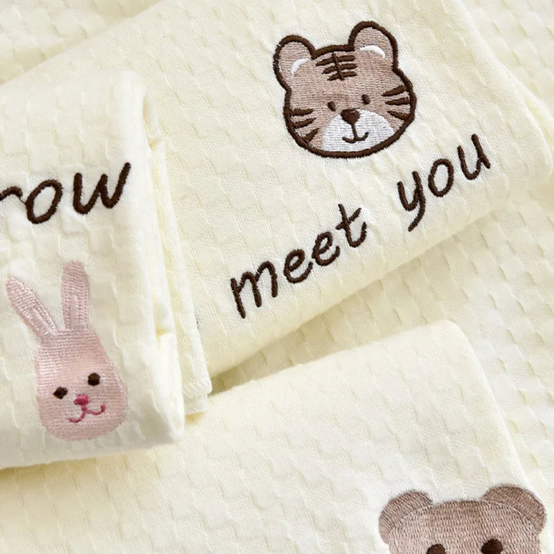 -ベビーブランケット おくるみ スワドル くまベア刺繍 レターロゴ - mamahalo shop - ベビーブランケット・タオル -  べビー服 - 子供服 - 男の子 - 女の子