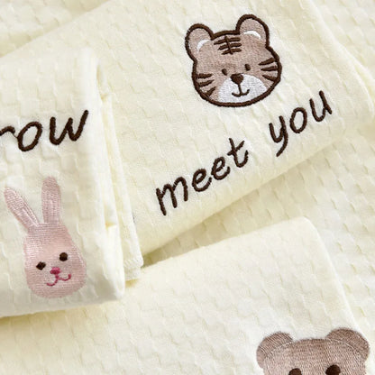 -ベビーブランケット おくるみ スワドル くまベア刺繍 レターロゴ - mamahalo shop - ベビーブランケット・タオル -  べビー服 - 子供服 - 男の子 - 女の子