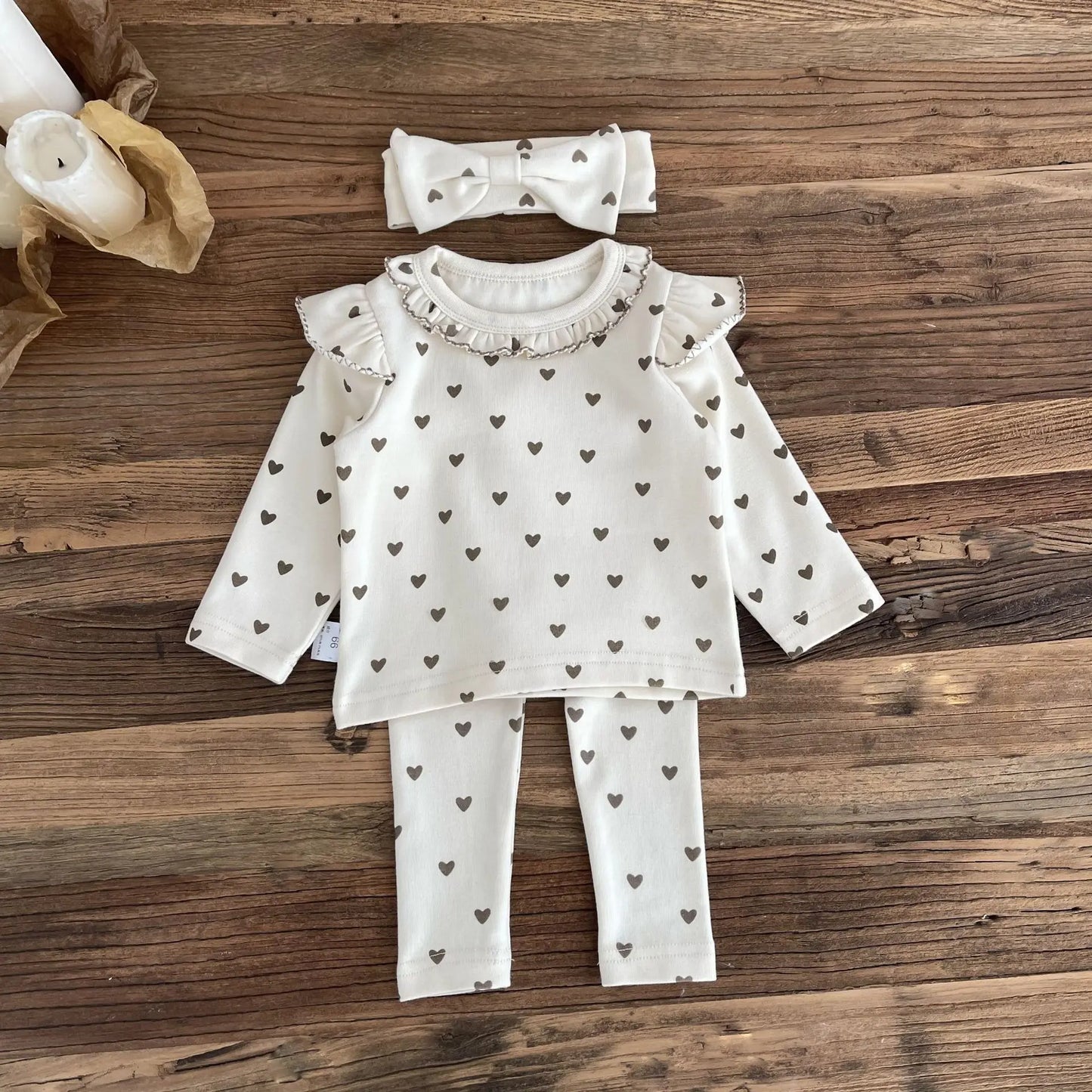 -ベビーパジャマセット 長袖ショルダーフリルTシャツ+ロングパンツ+ヘアバンド ハートプリント【mh0006354】 - mamahalo shop - 長袖パジャマ -  べビー服 - 子供服 - 男の子 - 女の子