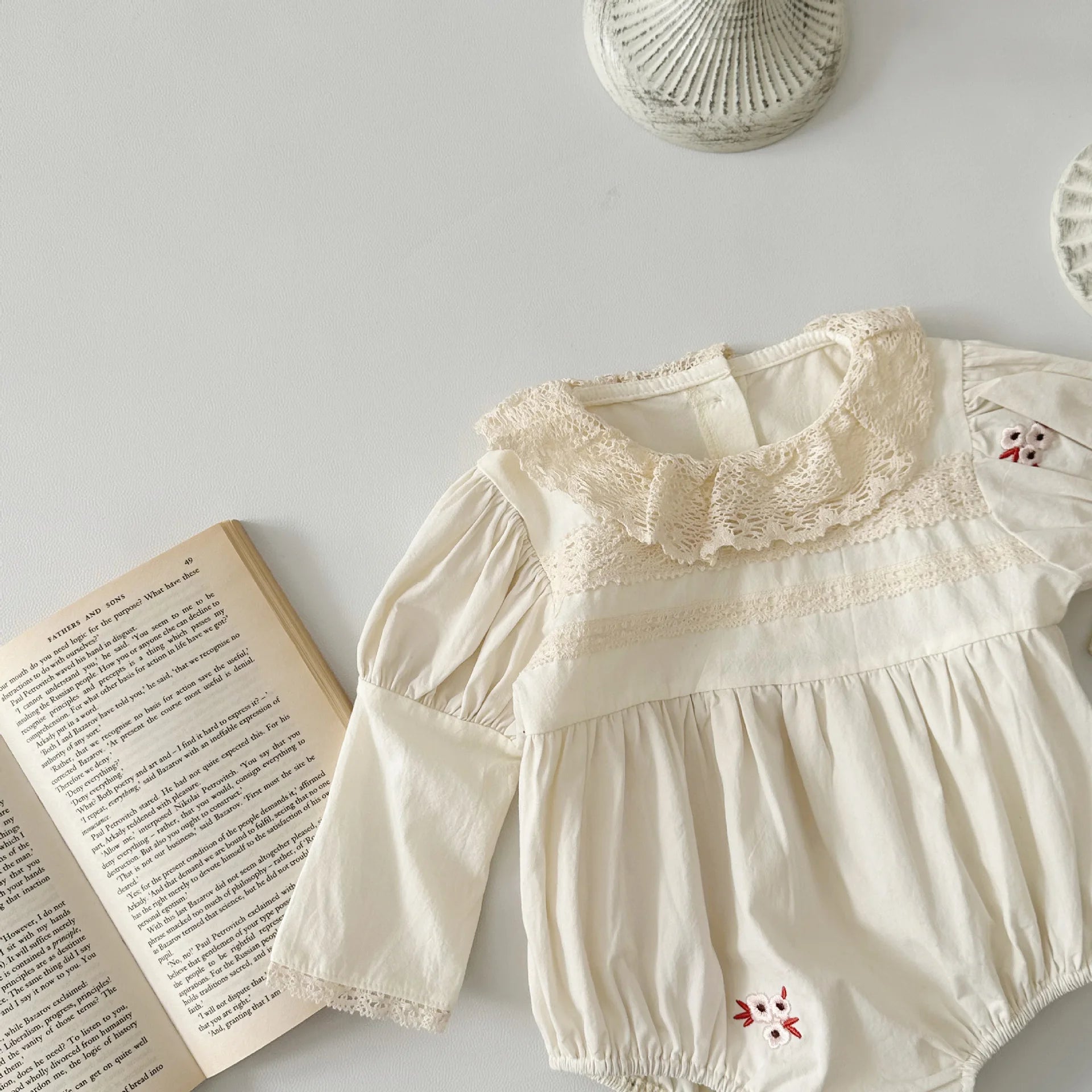 -ベビーロンパース 長袖パフスリーブボディスーツ レース襟 フラワー花柄刺繍 ベージュ【mh0004663】 - mamahalo shop - 長袖ロンパース -  べビー服 - 子供服 - 男の子 - 女の子